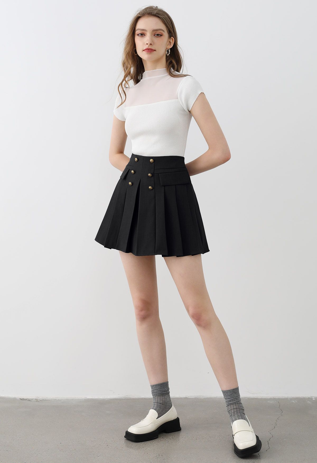 Zweireihiger, plissierter Preppy-Mini-Skort in Schwarz