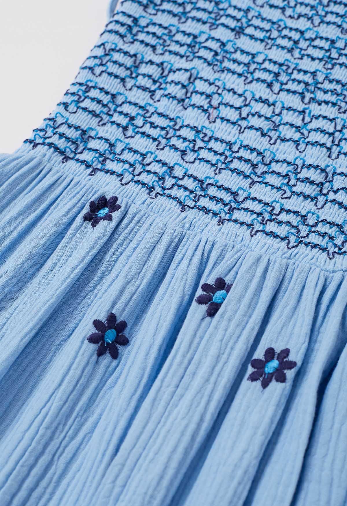 Gerafftes Kleid mit Floret-Stickerei und Bindeband an den Schultern in Blau