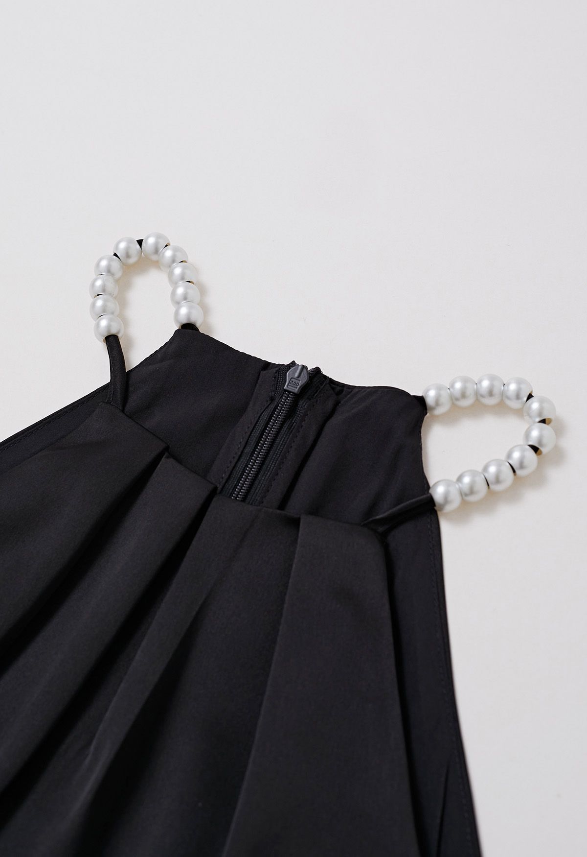 Neckholder-Jumpsuit aus Satin mit Perlenbesatz und Bindegürtel in Schwarz