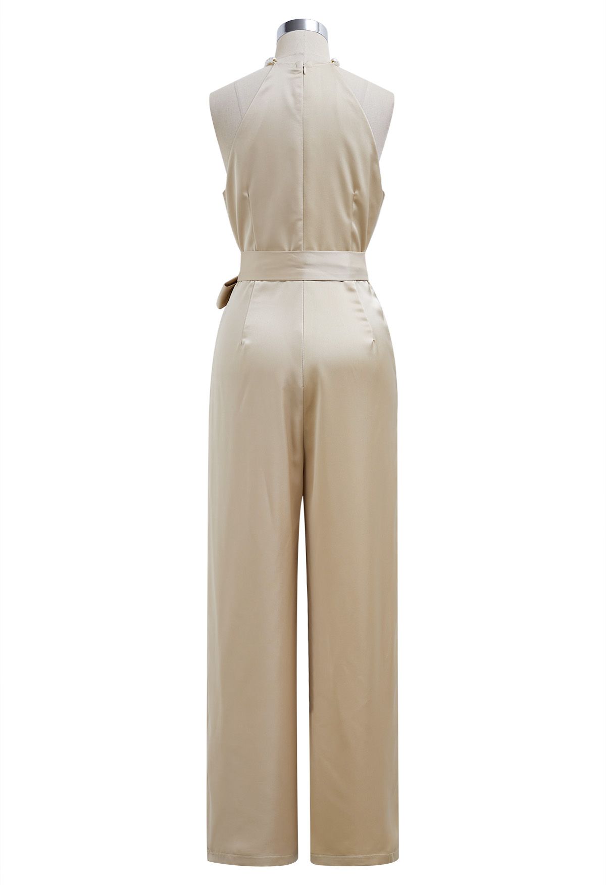 Neckholder-Jumpsuit aus Satin mit Perlenbesatz und Bindegürtel in Sand