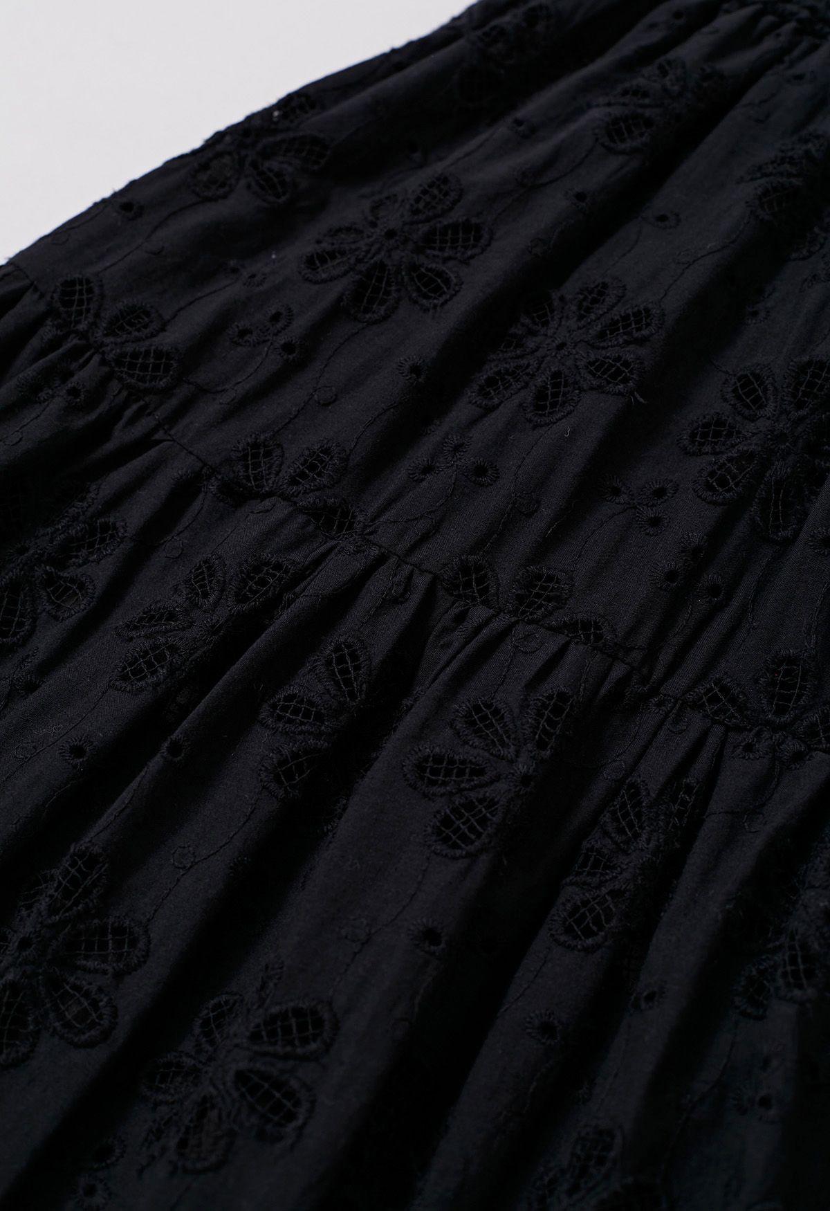 Schulterfreies Midikleid mit Rüschen und Gänseblümchenstickerei in Schwarz