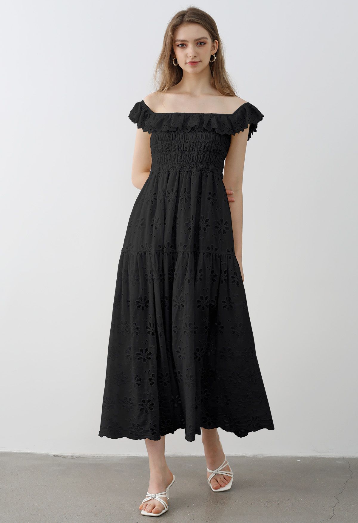 Schulterfreies Midikleid mit Rüschen und Gänseblümchenstickerei in Schwarz