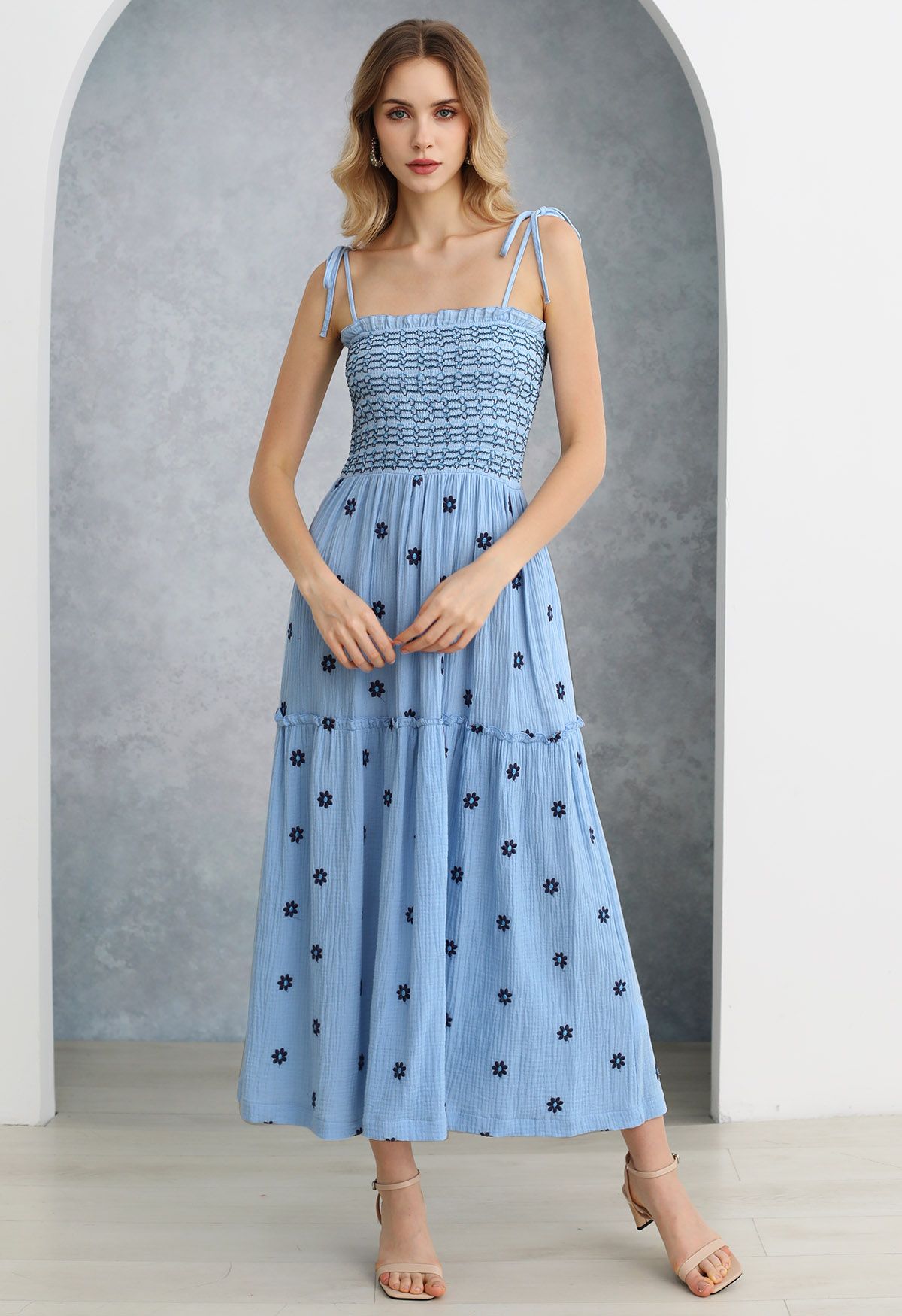 Gerafftes Kleid mit Floret-Stickerei und Bindeband an den Schultern in Blau