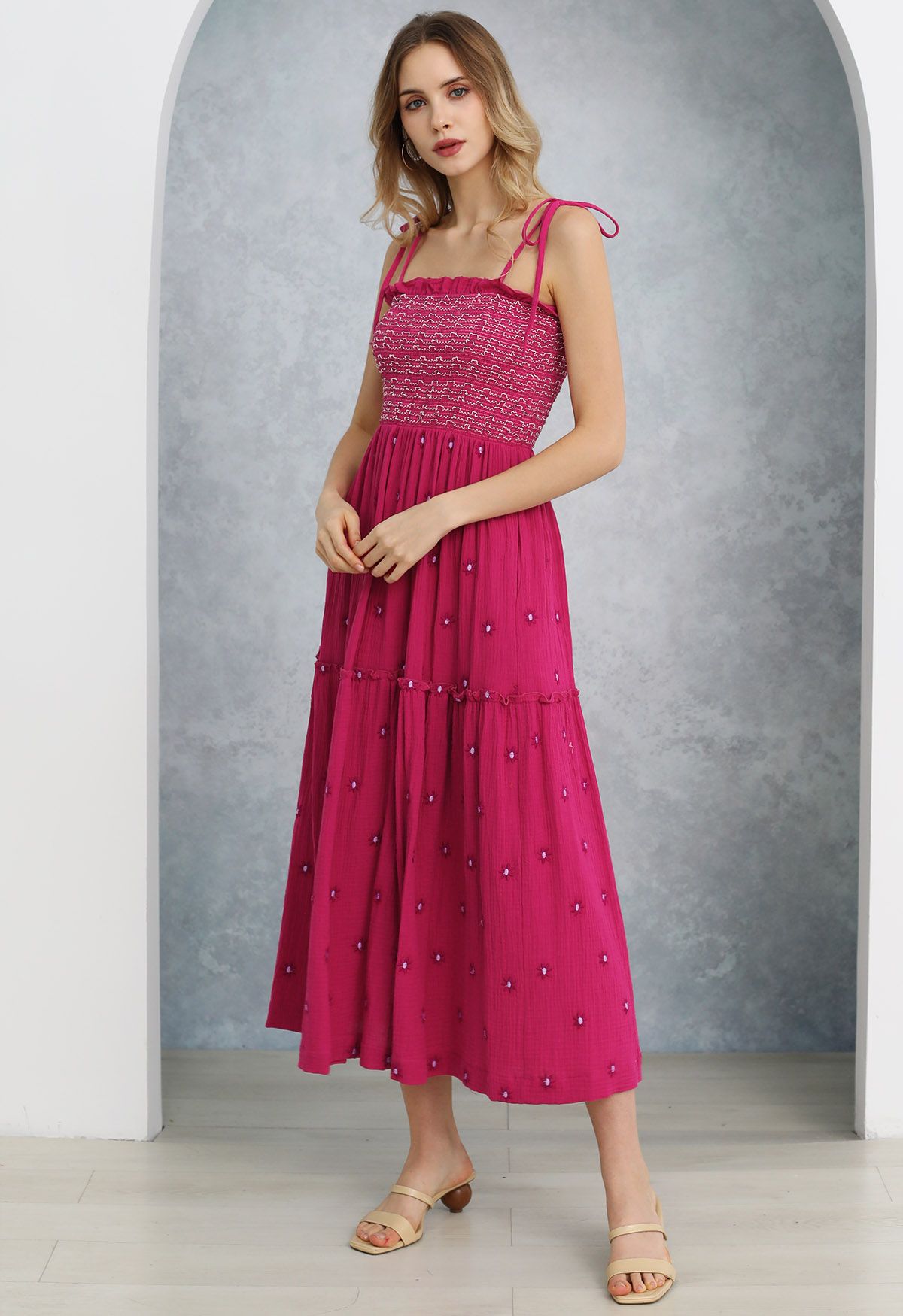 Gerafftes Kleid mit Floret-Stickerei und Bindeband an den Schultern in Pink