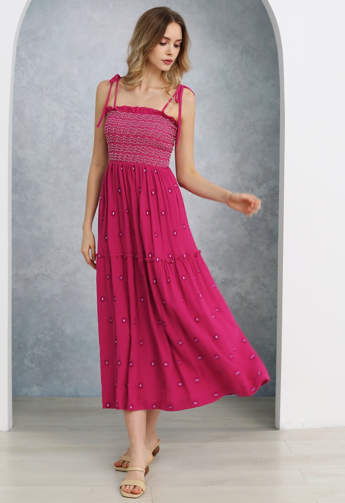 Gerafftes Kleid mit Floret-Stickerei und Bindeband an den Schultern in Pink