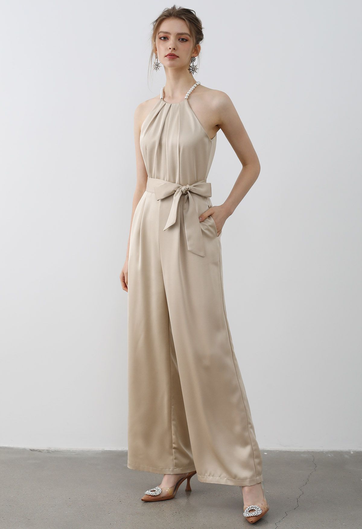 Neckholder-Jumpsuit aus Satin mit Perlenbesatz und Bindegürtel in Sand