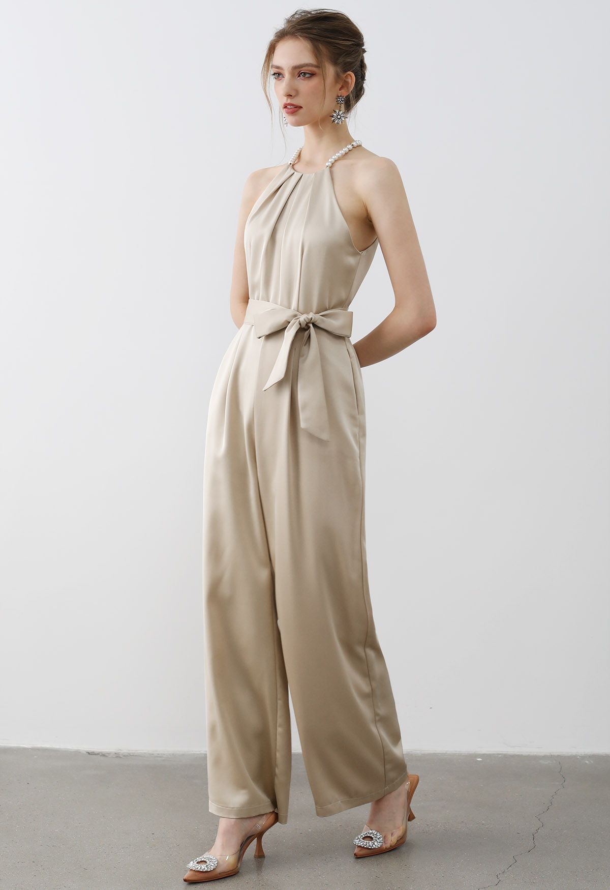 Neckholder-Jumpsuit aus Satin mit Perlenbesatz und Bindegürtel in Sand