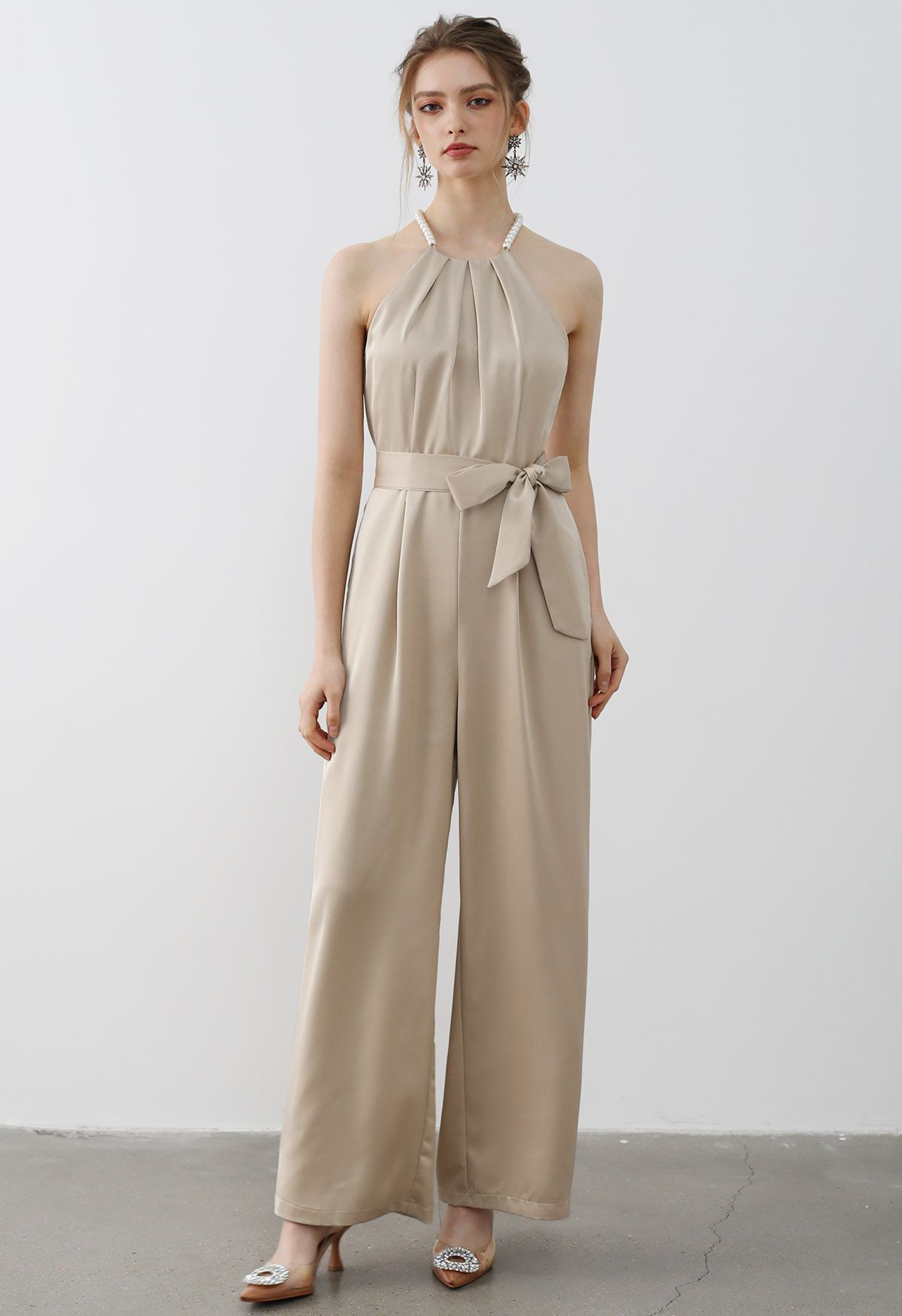 Neckholder-Jumpsuit aus Satin mit Perlenbesatz und Bindegürtel in Sand