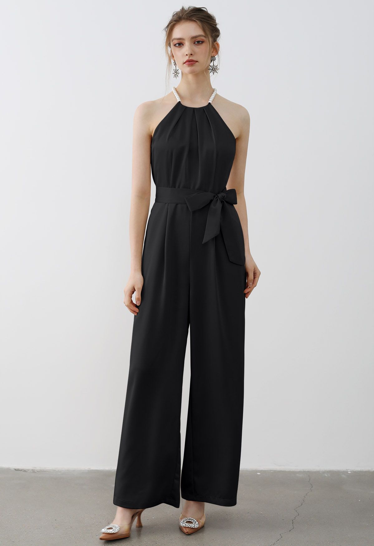 Neckholder-Jumpsuit aus Satin mit Perlenbesatz und Bindegürtel in Schwarz