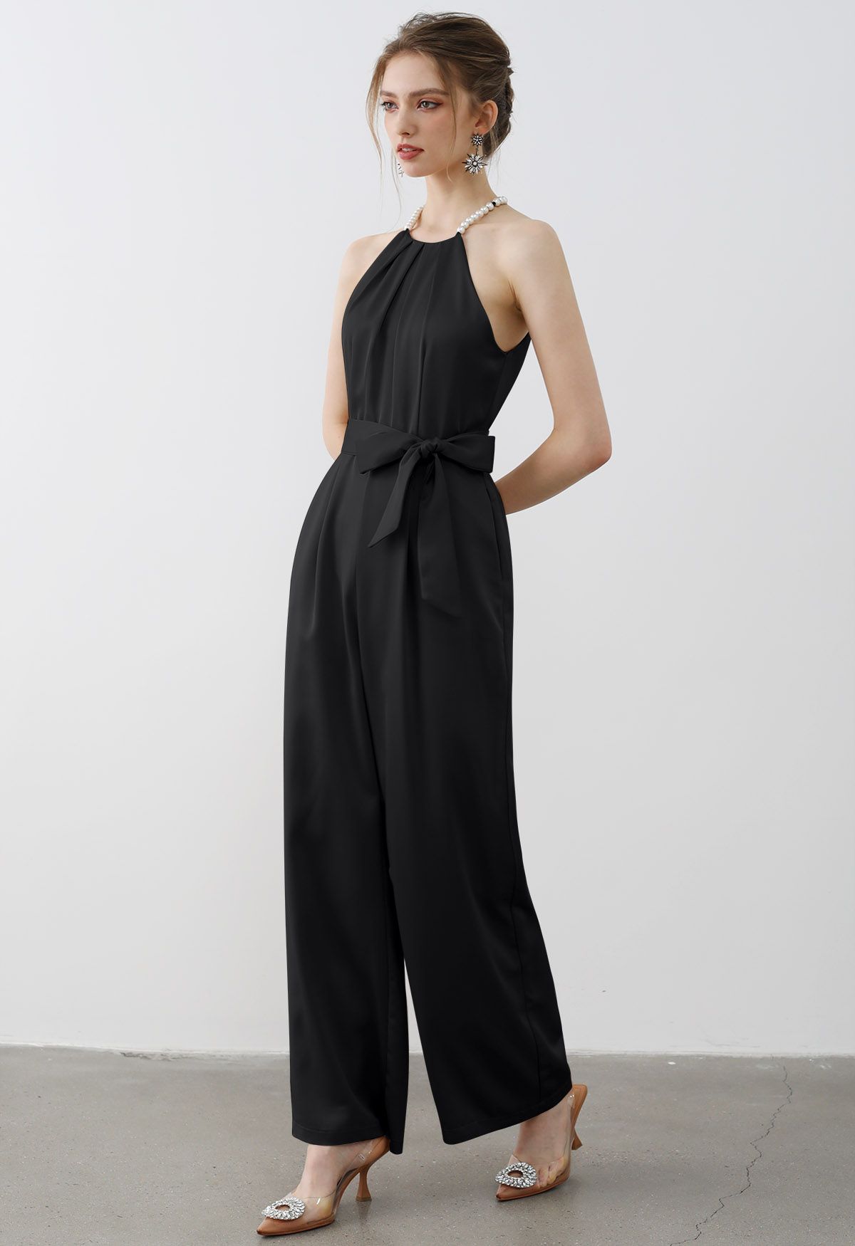 Neckholder-Jumpsuit aus Satin mit Perlenbesatz und Bindegürtel in Schwarz