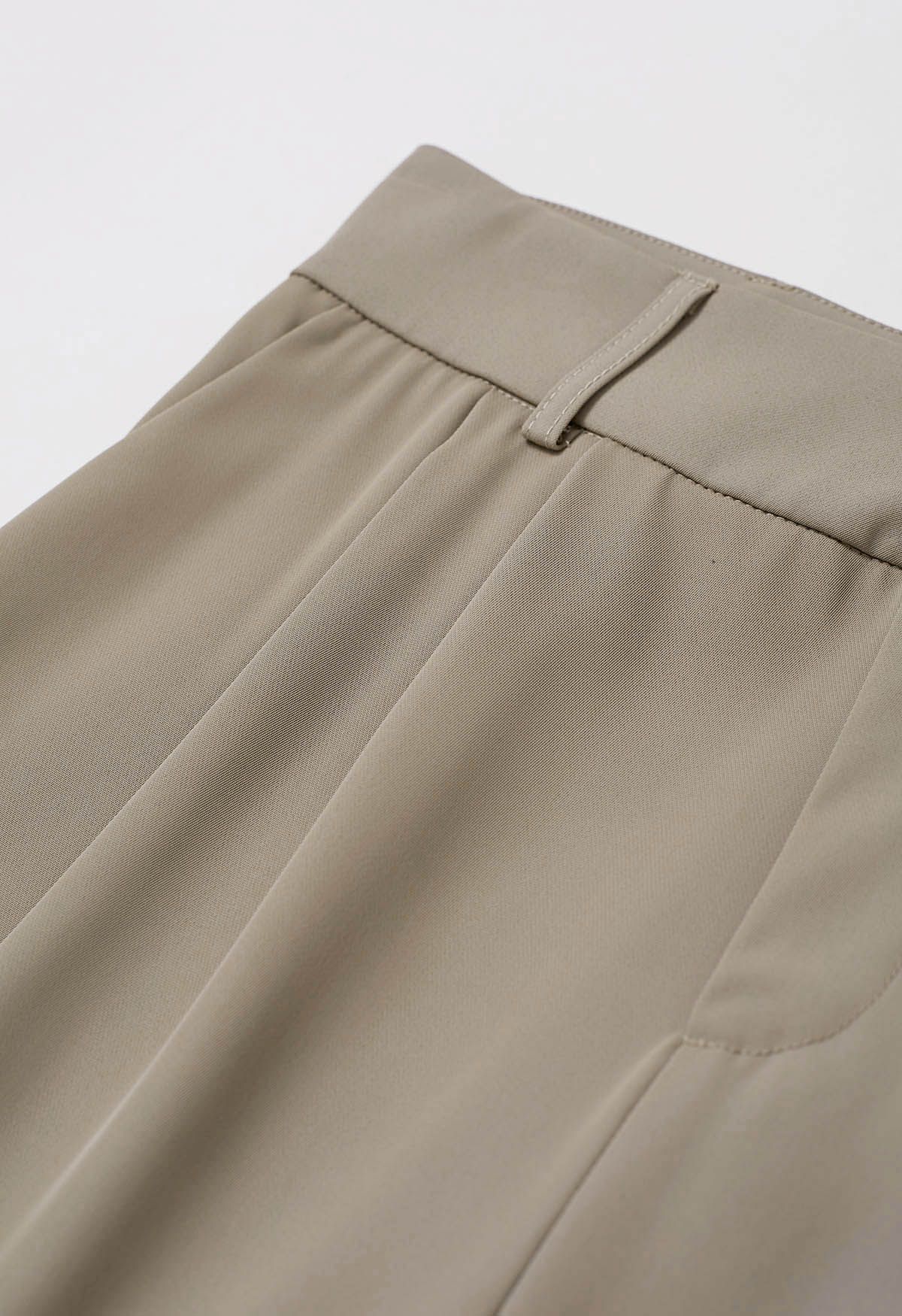 Gerade geschnittene Hose mit hoher Taille in Khaki