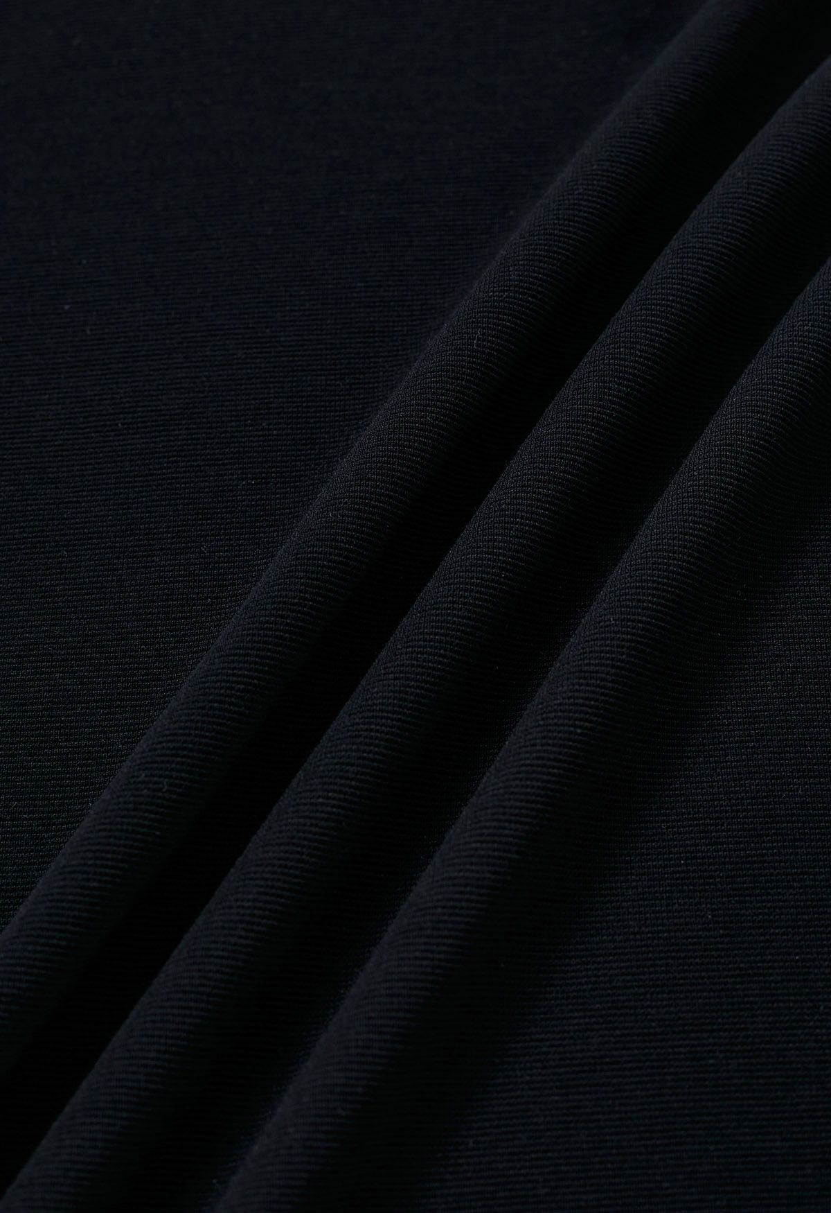 Kurzärmliges T-Shirt mit Twist-Detail in Schwarz