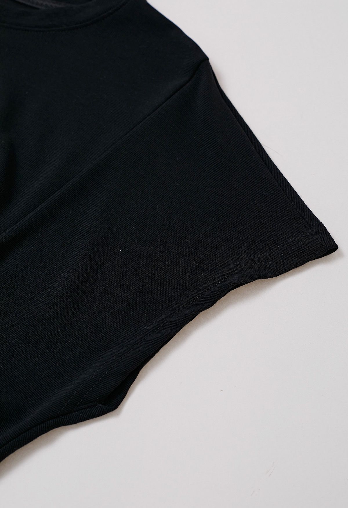 Kurzärmliges T-Shirt mit Twist-Detail in Schwarz