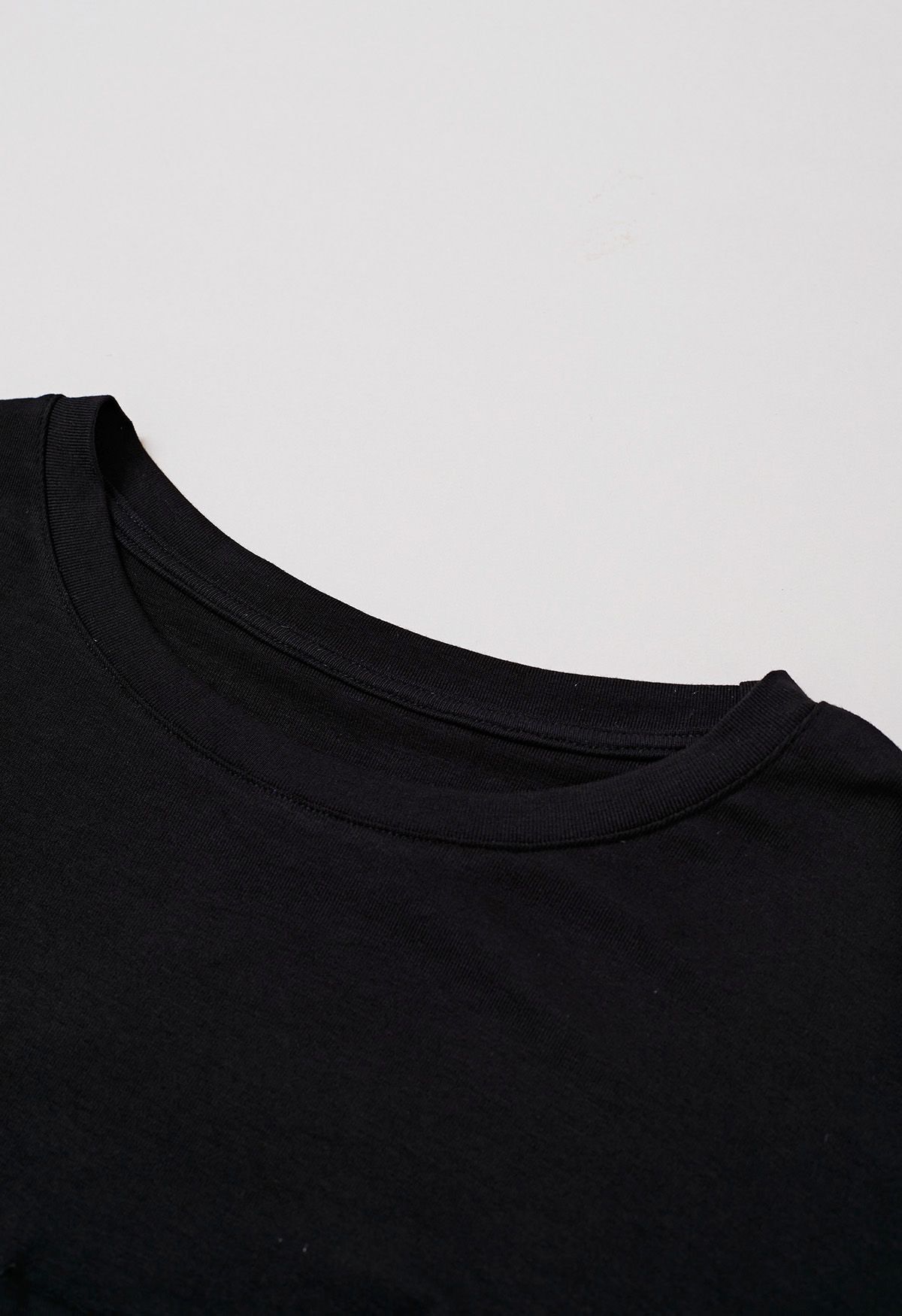 T-Shirt mit Taschenbesatz und gerollten Manschetten in Schwarz