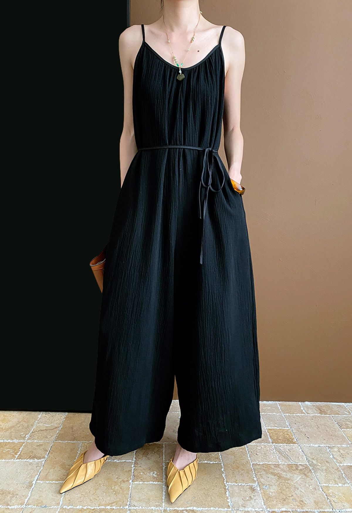 Strukturierter, glamouröser Camisole-Jumpsuit mit weitem Bein