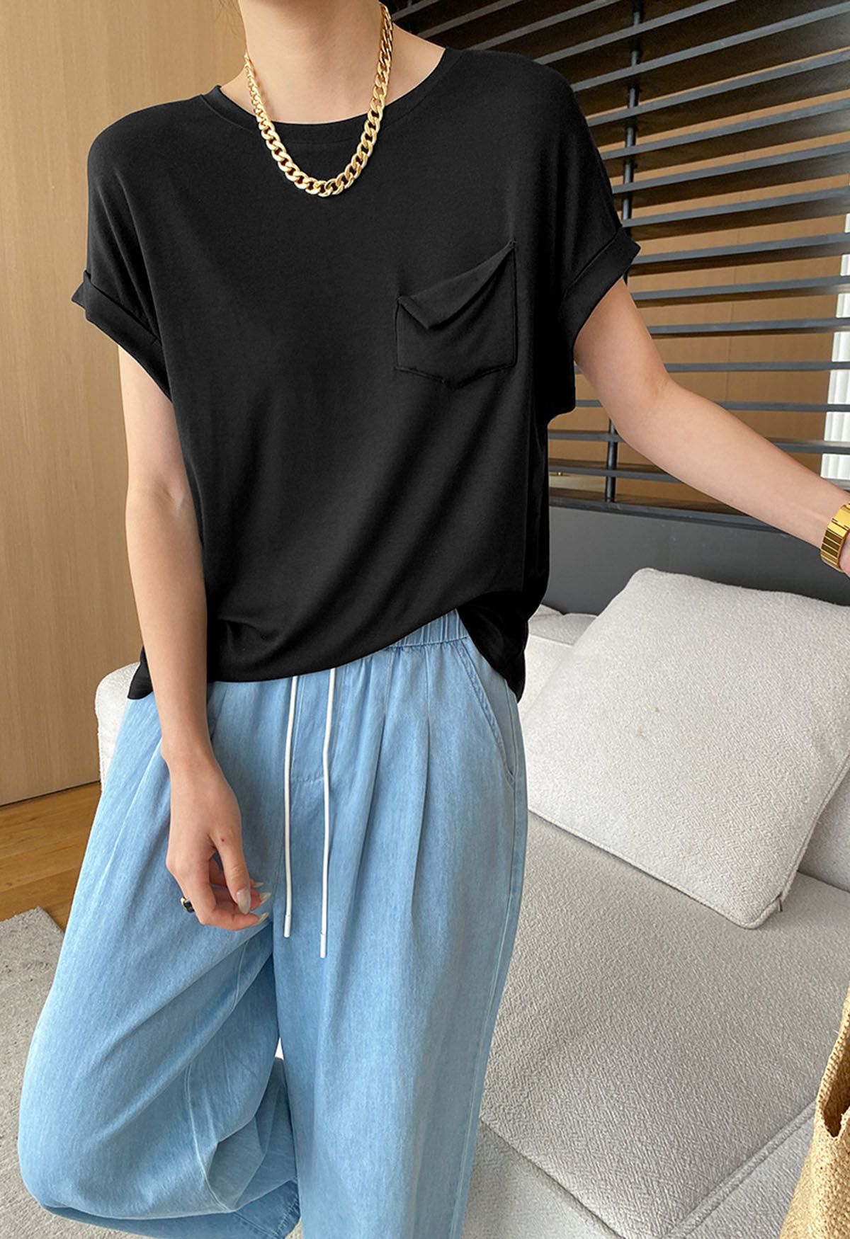 T-Shirt mit Taschenbesatz und gerollten Manschetten in Schwarz