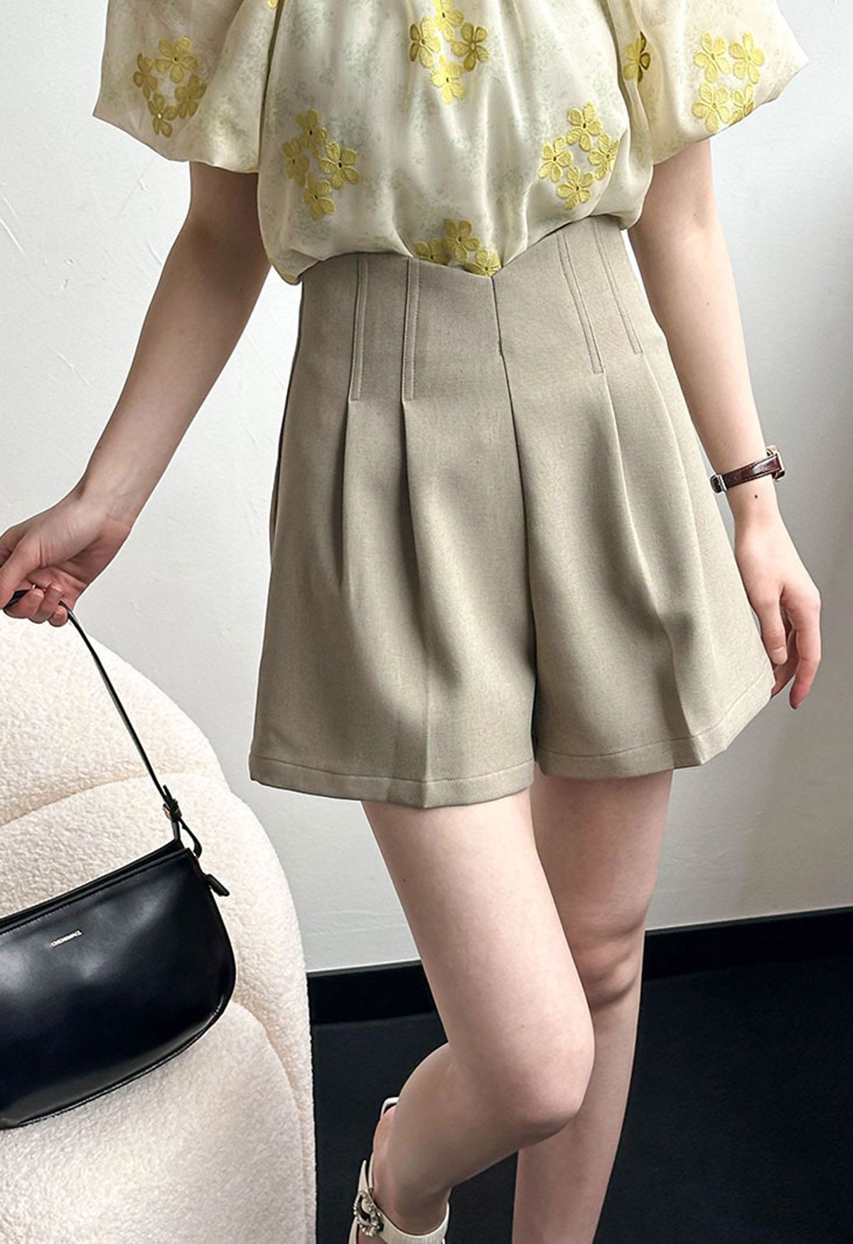 Shorts mit Bundfalten in Khaki mit Stitches-Muster 