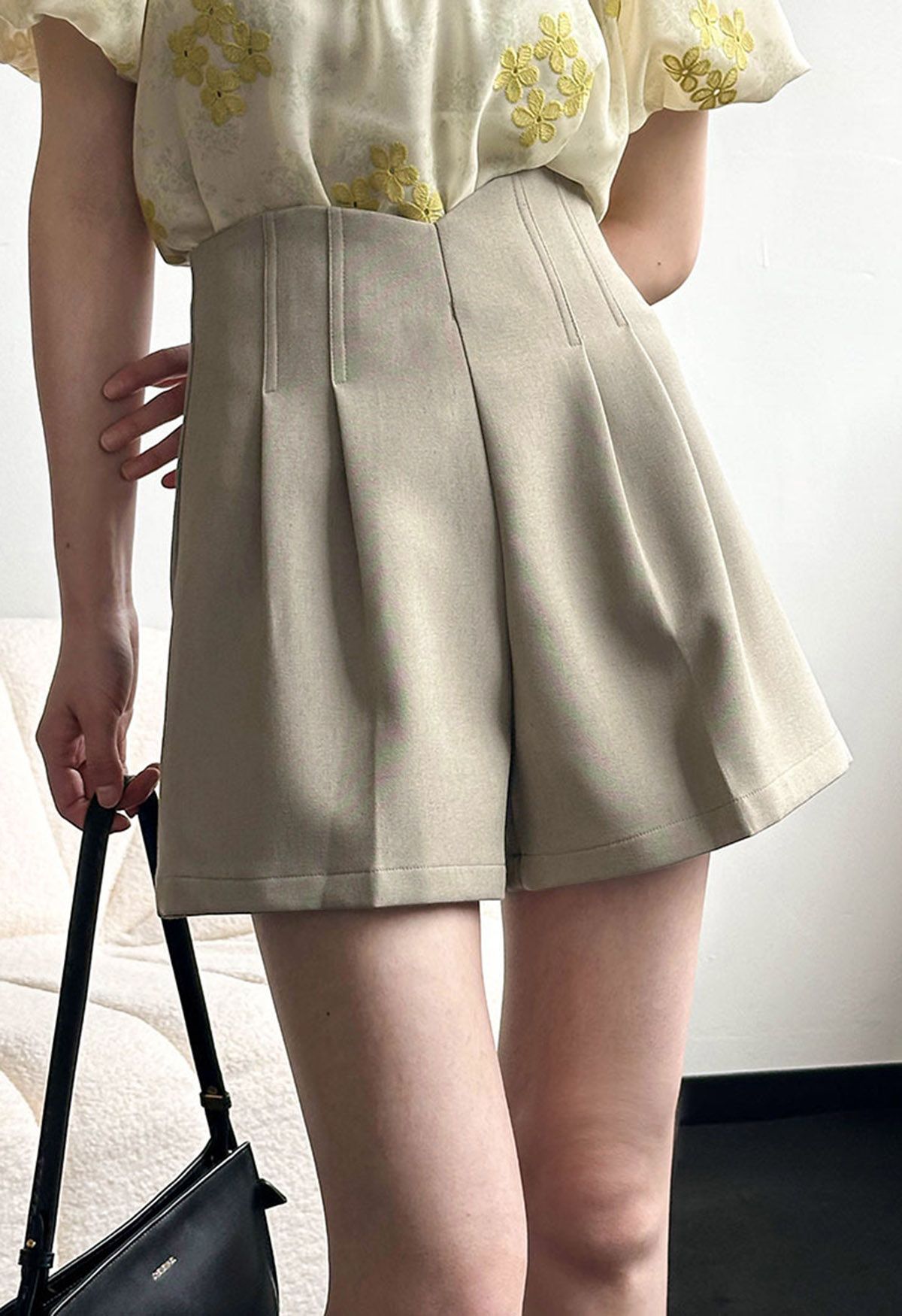 Shorts mit Bundfalten in Khaki mit Stitches-Muster 