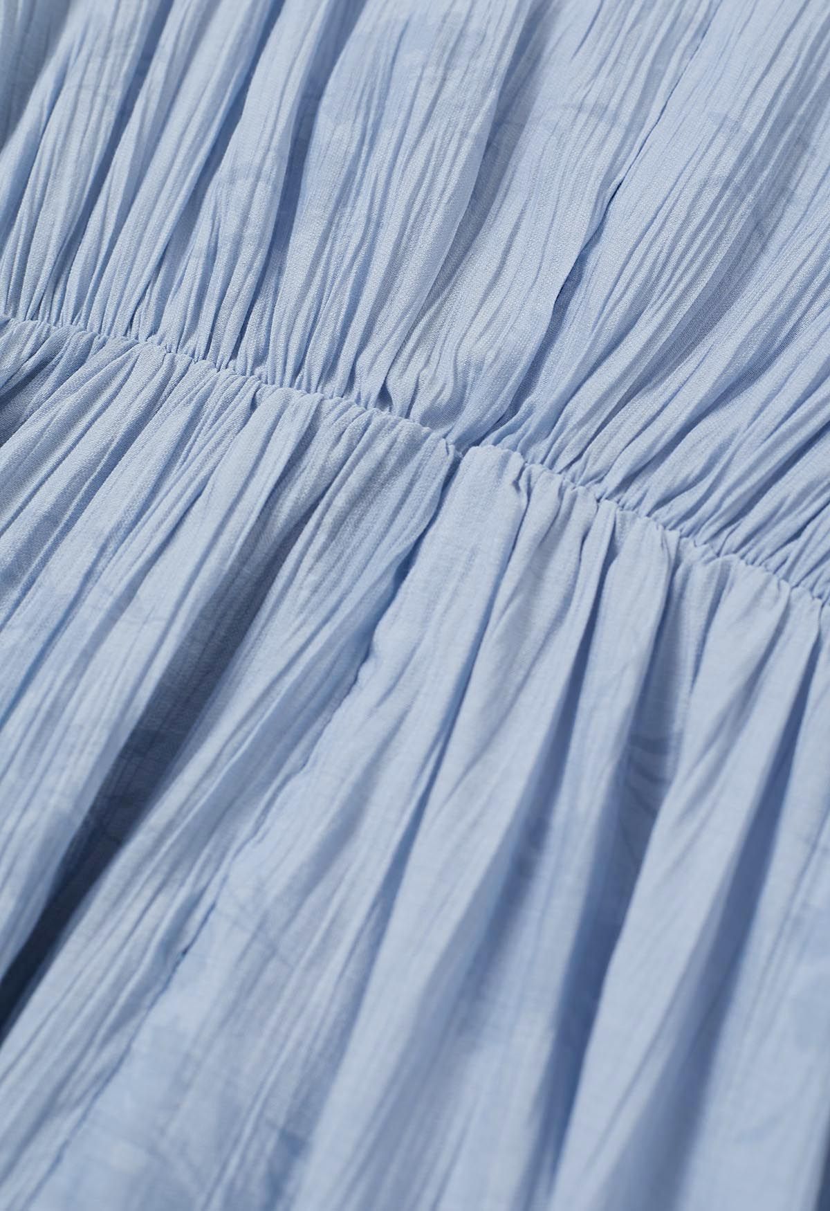 Dezentes Midikleid mit V-Ausschnitt und Kordelzug in Blau mit floraler Textur