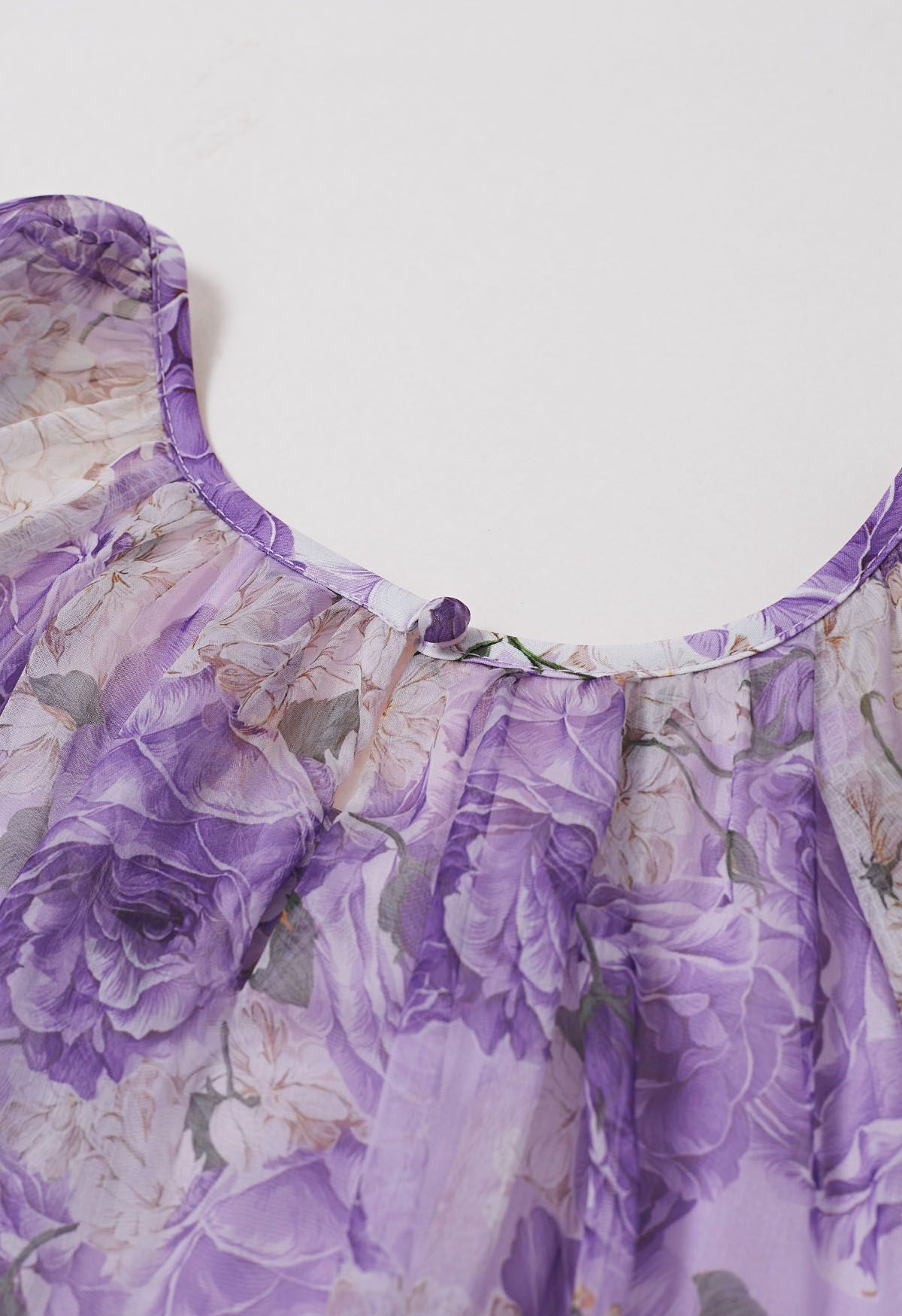 Transparentes Puppenkleid mit Blumenmuster und Puffärmeln in Lila