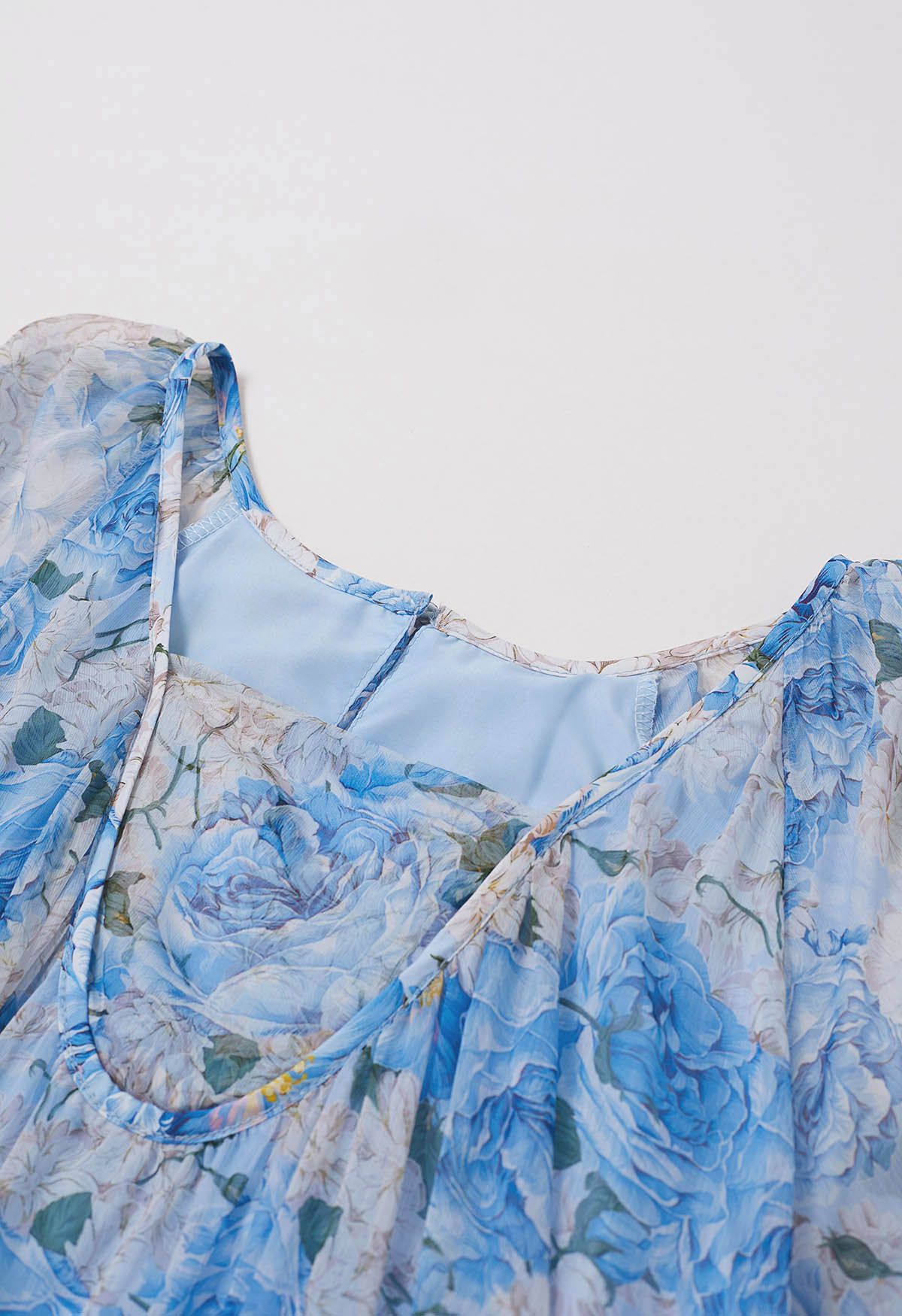 Transparentes Puppenkleid mit Blumenmuster und Puffärmeln in Blau