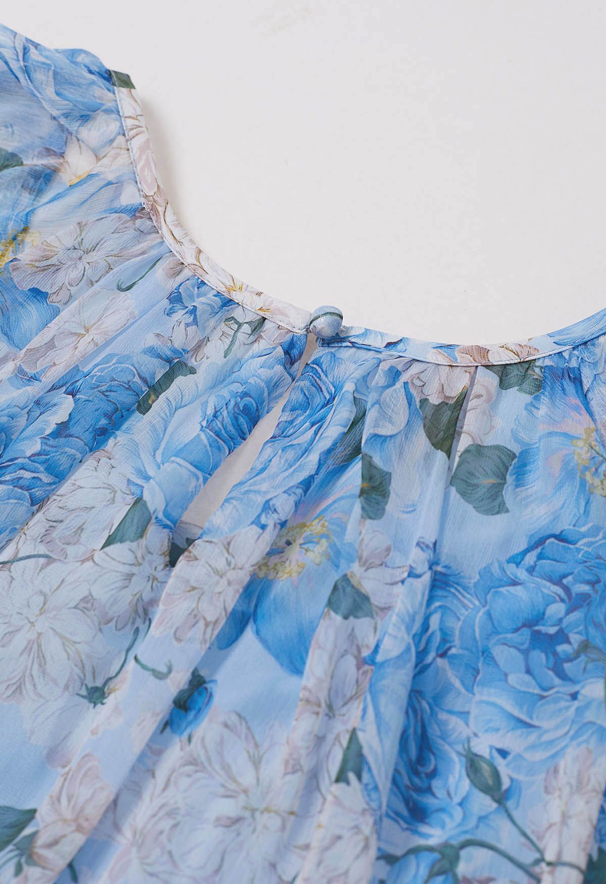 Transparentes Puppenkleid mit Blumenmuster und Puffärmeln in Blau