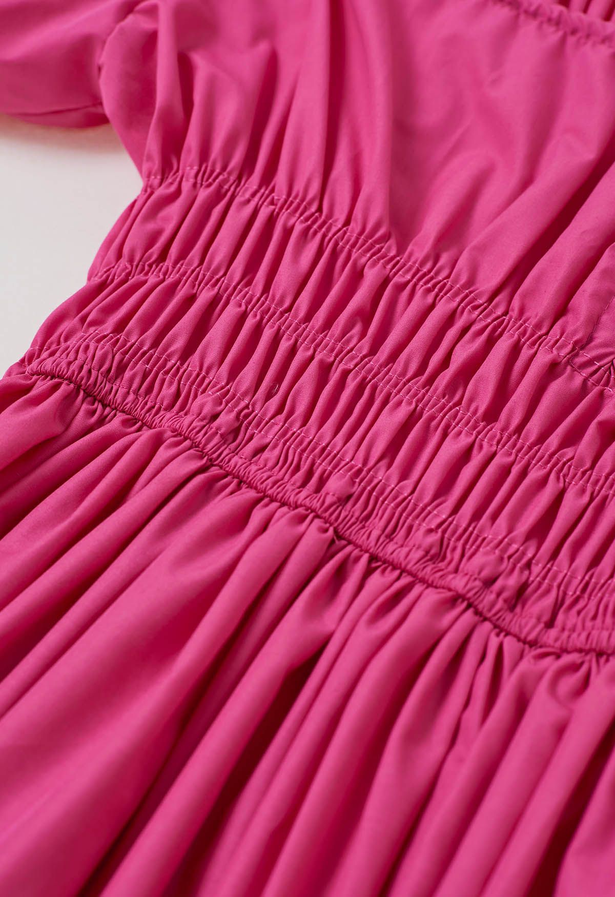 Gerafftes Midikleid mit quadratischem Ausschnitt und Puffärmeln in Pink