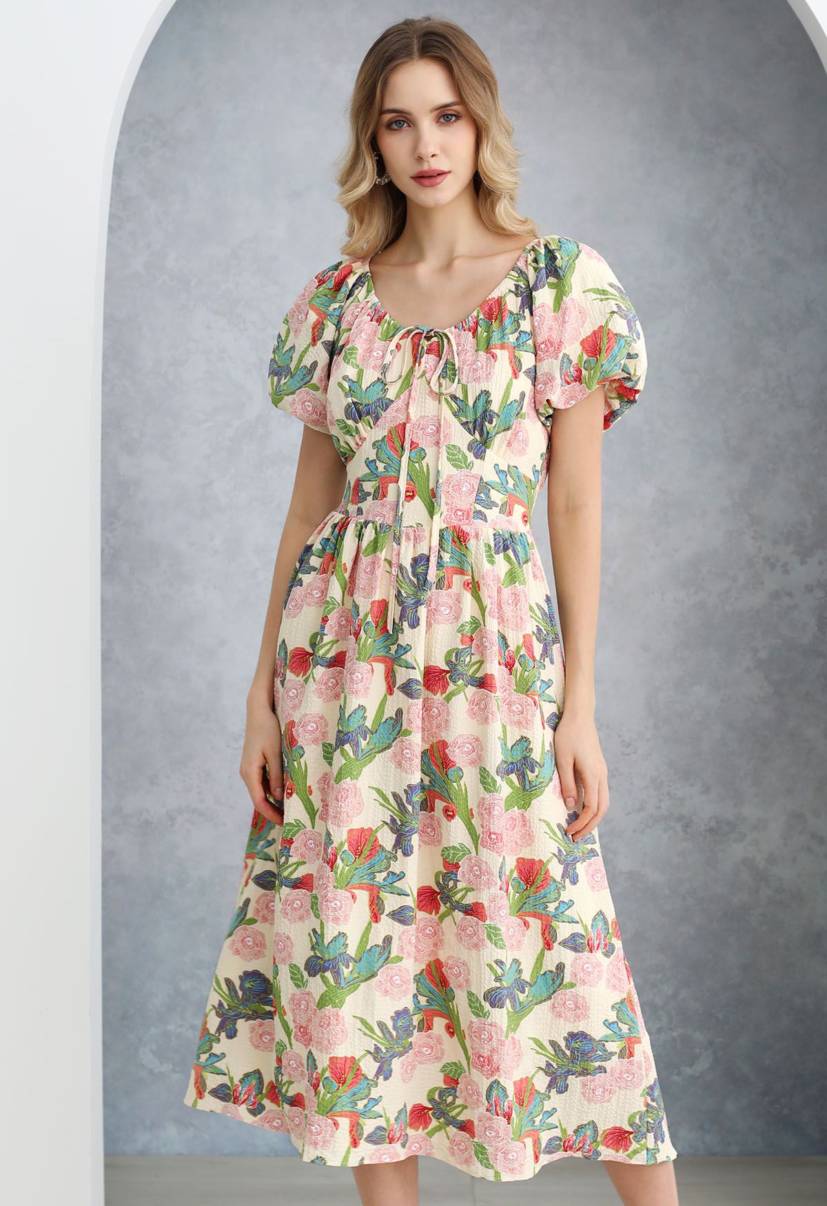 Leafy Garden – Midikleid mit Rosen-Print und Puffärmeln