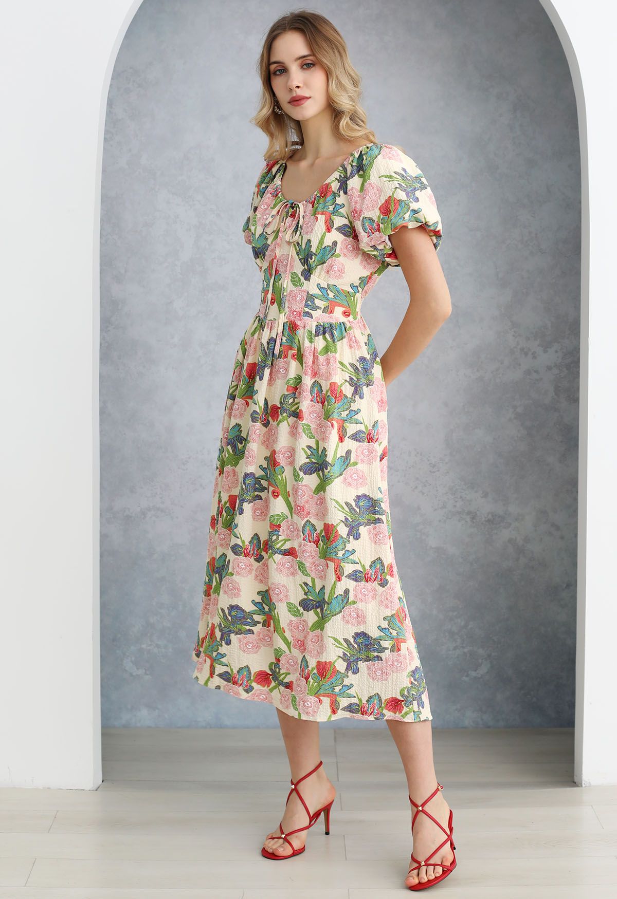 Leafy Garden – Midikleid mit Rosen-Print und Puffärmeln