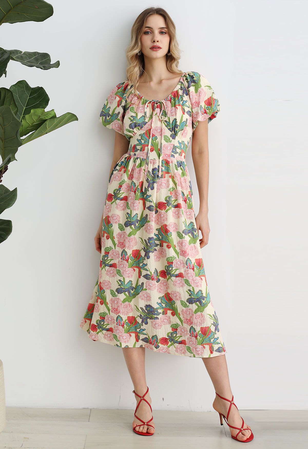 Leafy Garden – Midikleid mit Rosen-Print und Puffärmeln