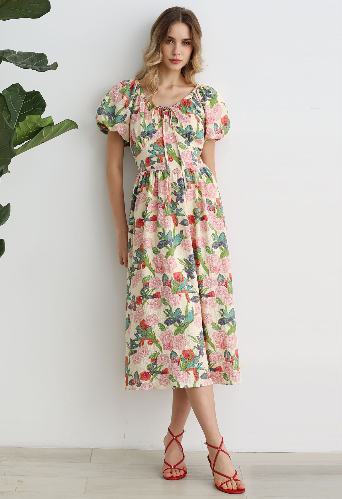 Leafy Garden – Midikleid mit Rosen-Print und Puffärmeln