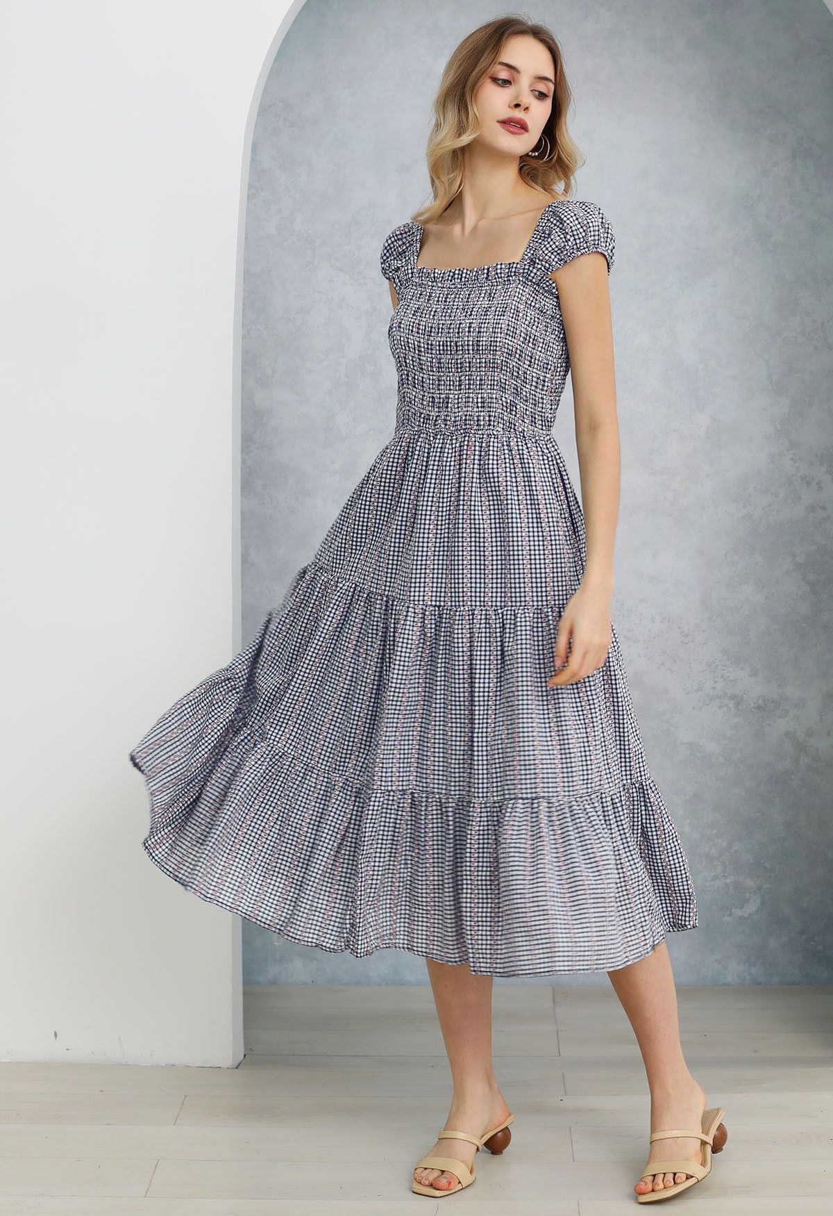 Gingham Charm Floret Midikleid mit eckigem Ausschnitt in Schwarz