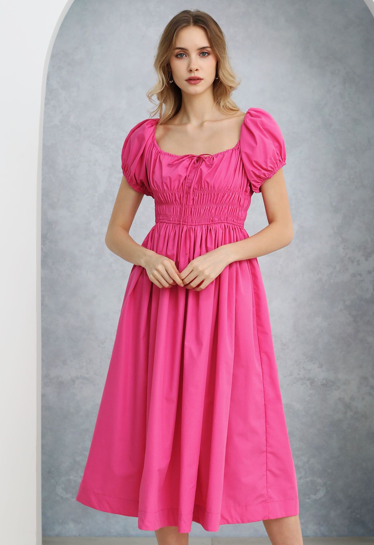 Gerafftes Midikleid mit quadratischem Ausschnitt und Puffärmeln in Pink