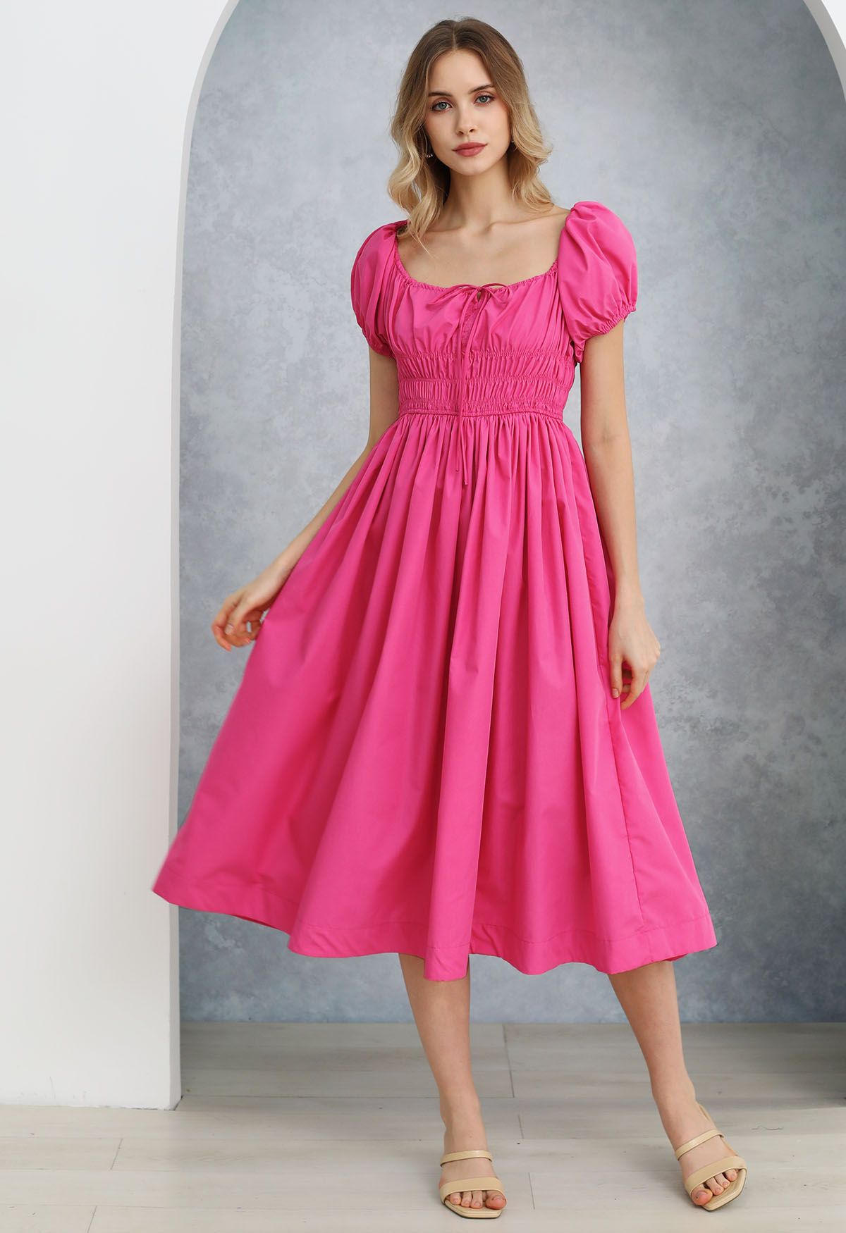 Gerafftes Midikleid mit quadratischem Ausschnitt und Puffärmeln in Pink