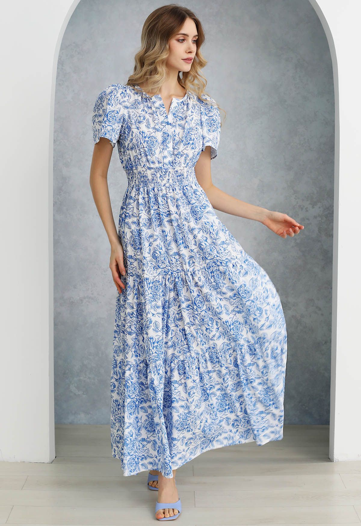 Überschwängliches, blaues Maxikleid mit Blumen-Print