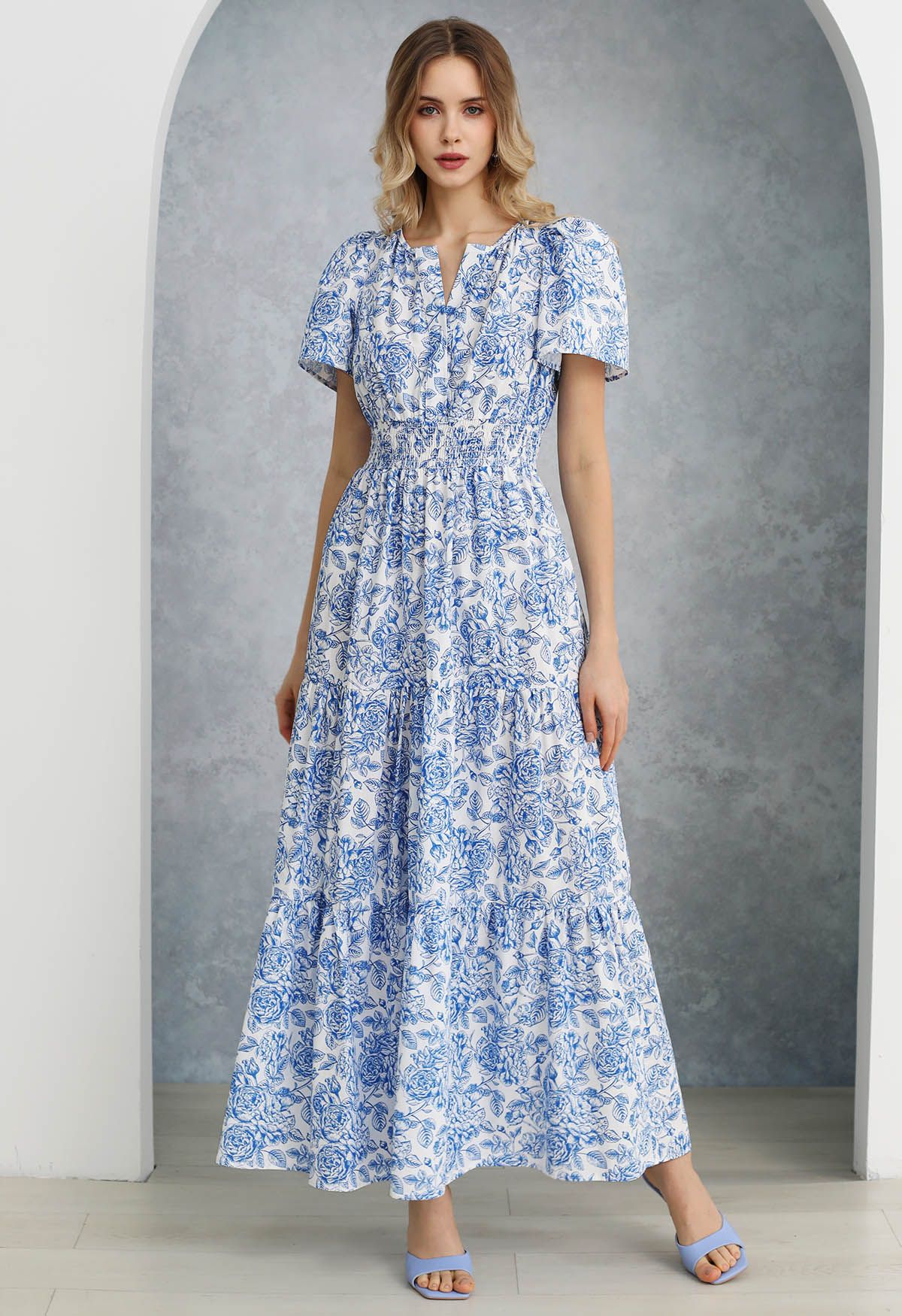 Überschwängliches, blaues Maxikleid mit Blumen-Print