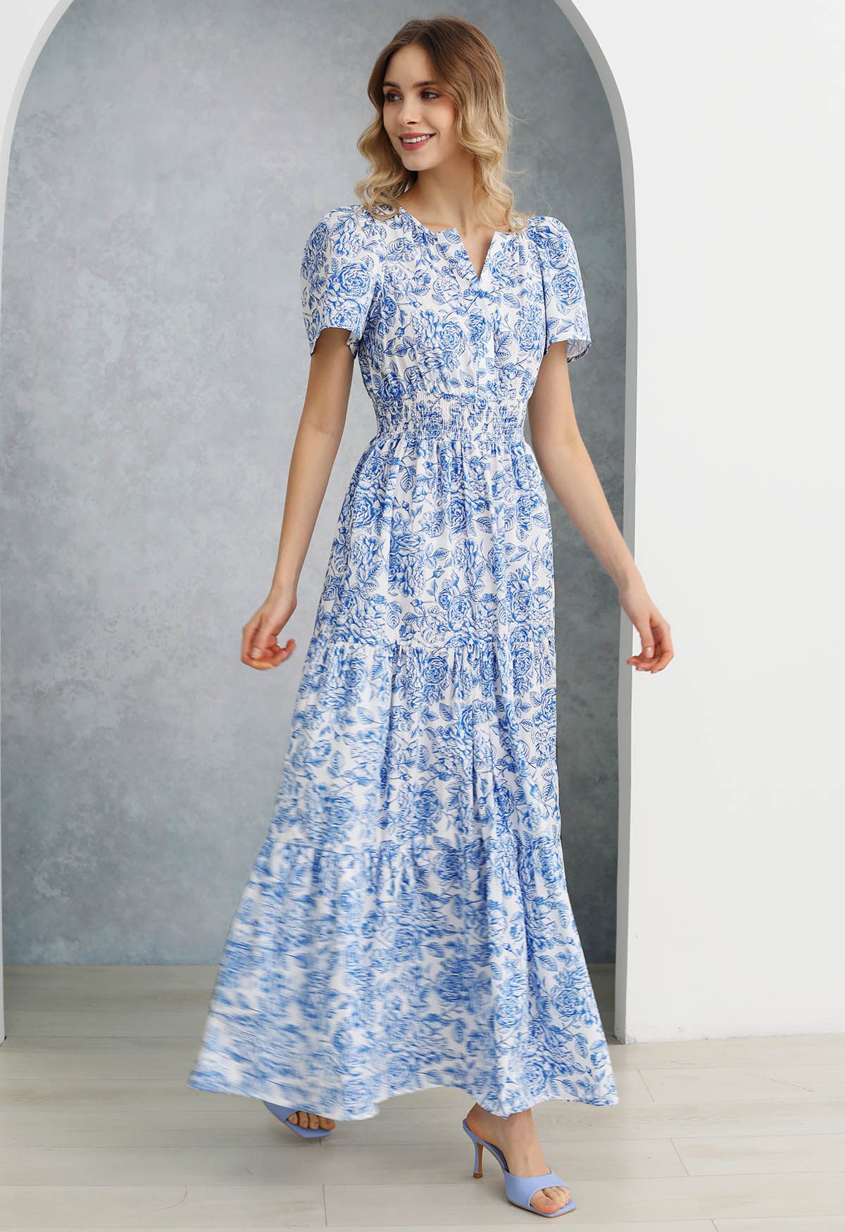 Überschwängliches, blaues Maxikleid mit Blumen-Print