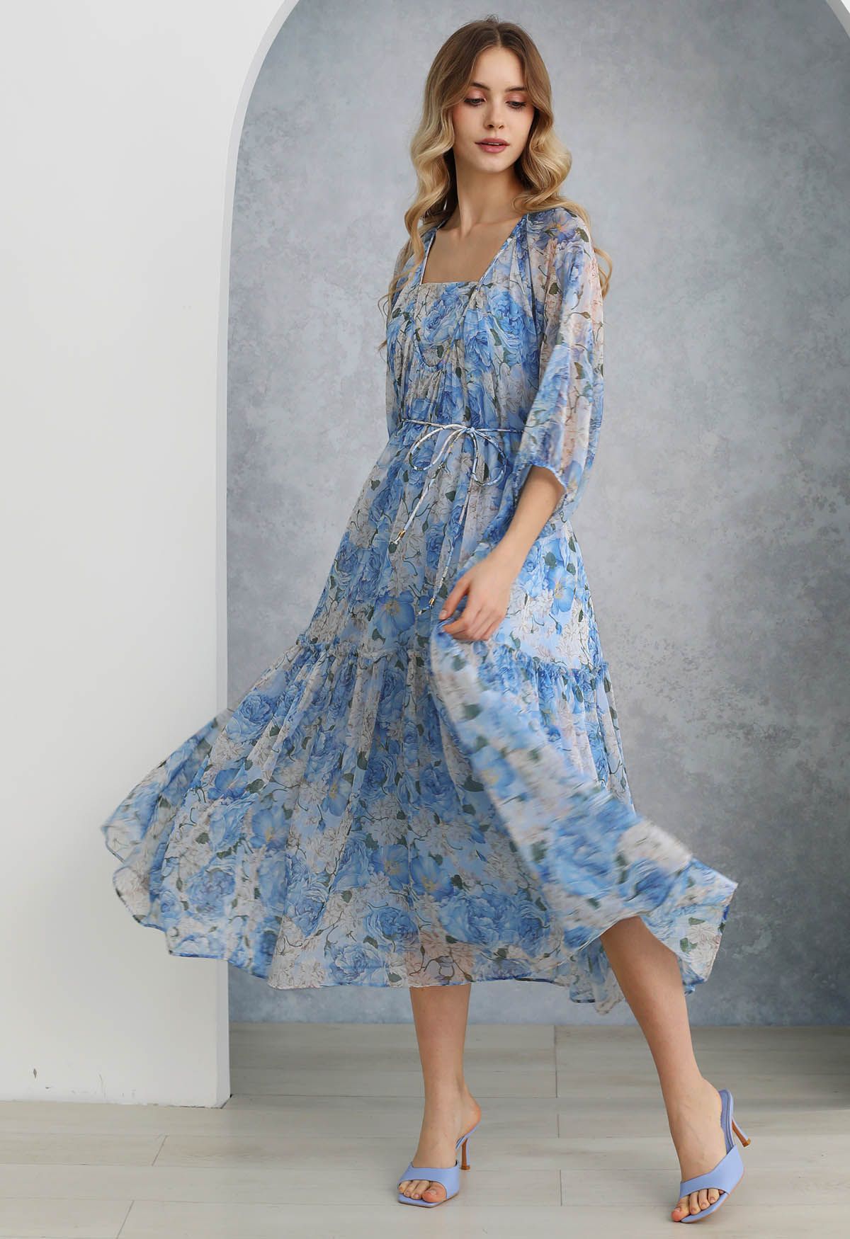 Transparentes Puppenkleid mit Blumenmuster und Puffärmeln in Blau