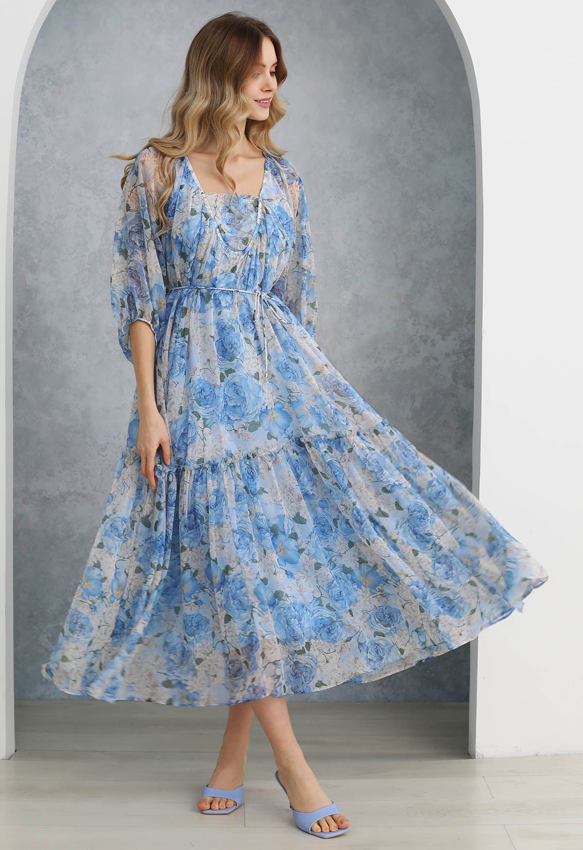 Transparentes Puppenkleid mit Blumenmuster und Puffärmeln in Blau