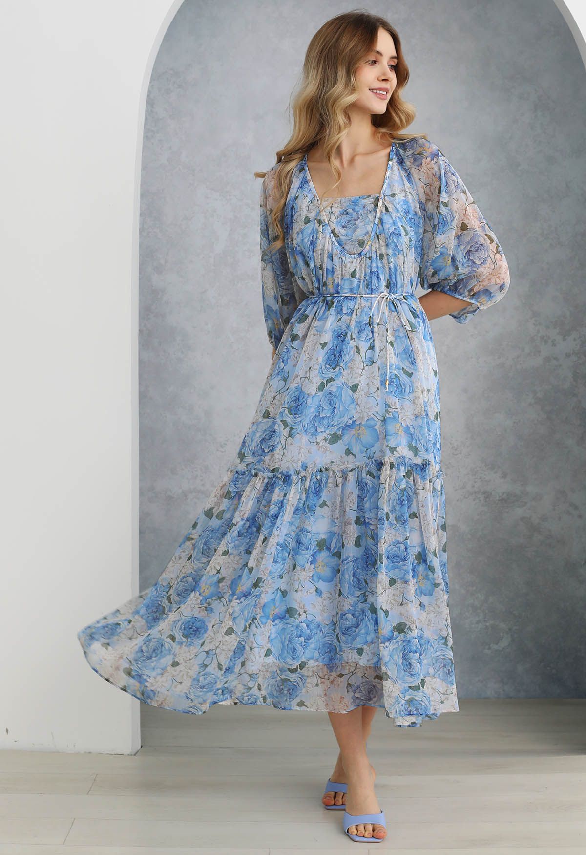 Transparentes Puppenkleid mit Blumenmuster und Puffärmeln in Blau