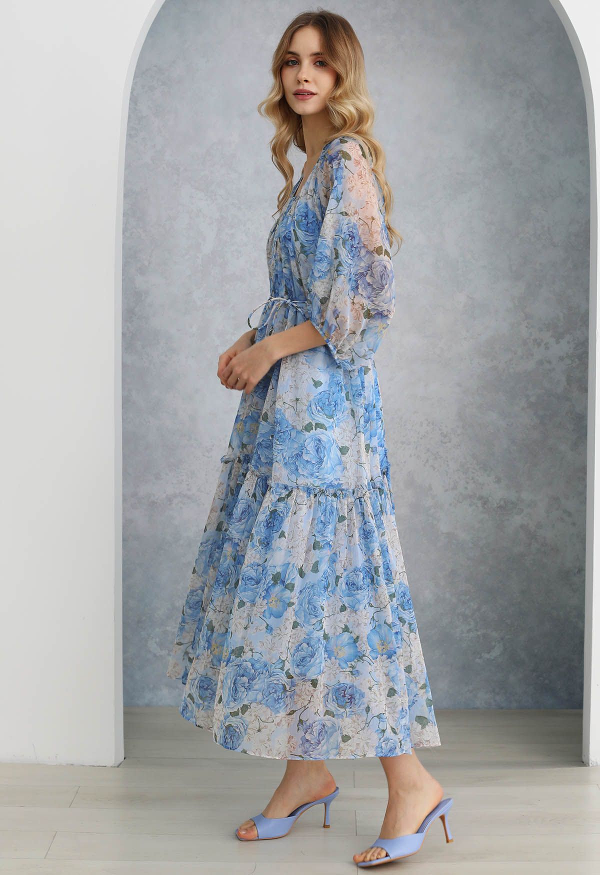 Transparentes Puppenkleid mit Blumenmuster und Puffärmeln in Blau