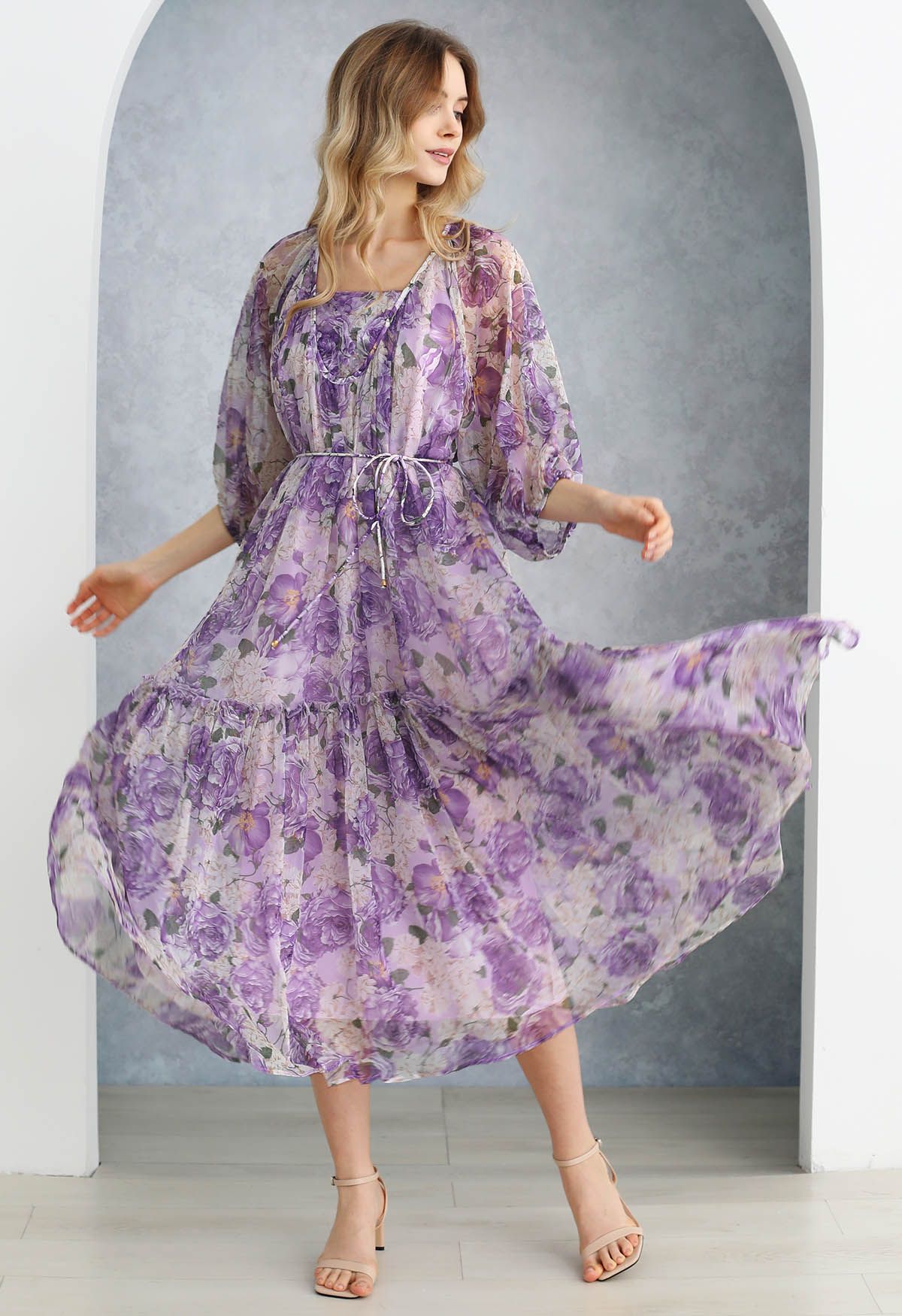 Transparentes Puppenkleid mit Blumenmuster und Puffärmeln in Lila