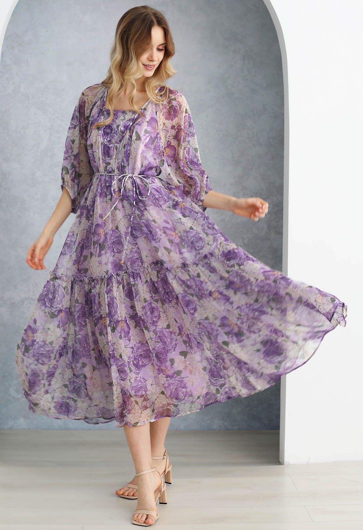 Transparentes Puppenkleid mit Blumenmuster und Puffärmeln in Lila