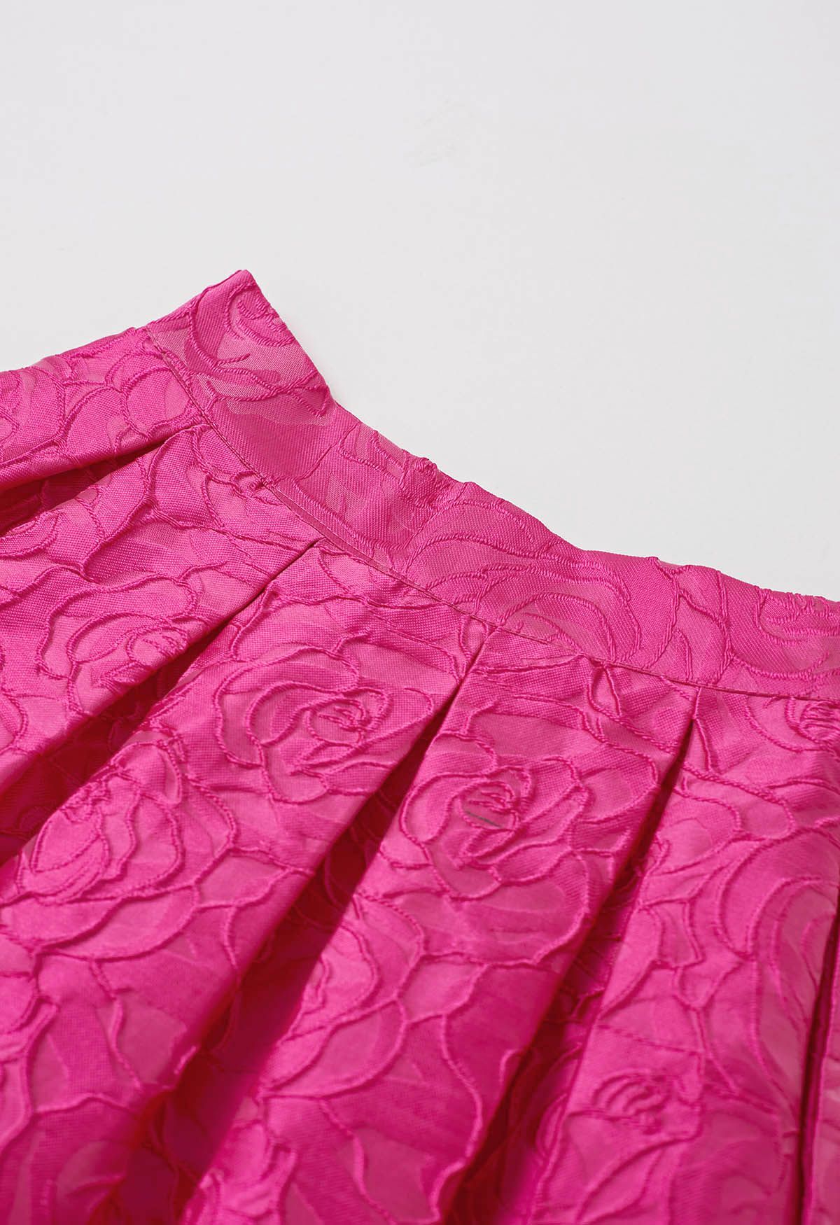 Jacquard-Midirock mit Plissierung und Seitentaschen in Hot Pink mit Rosen