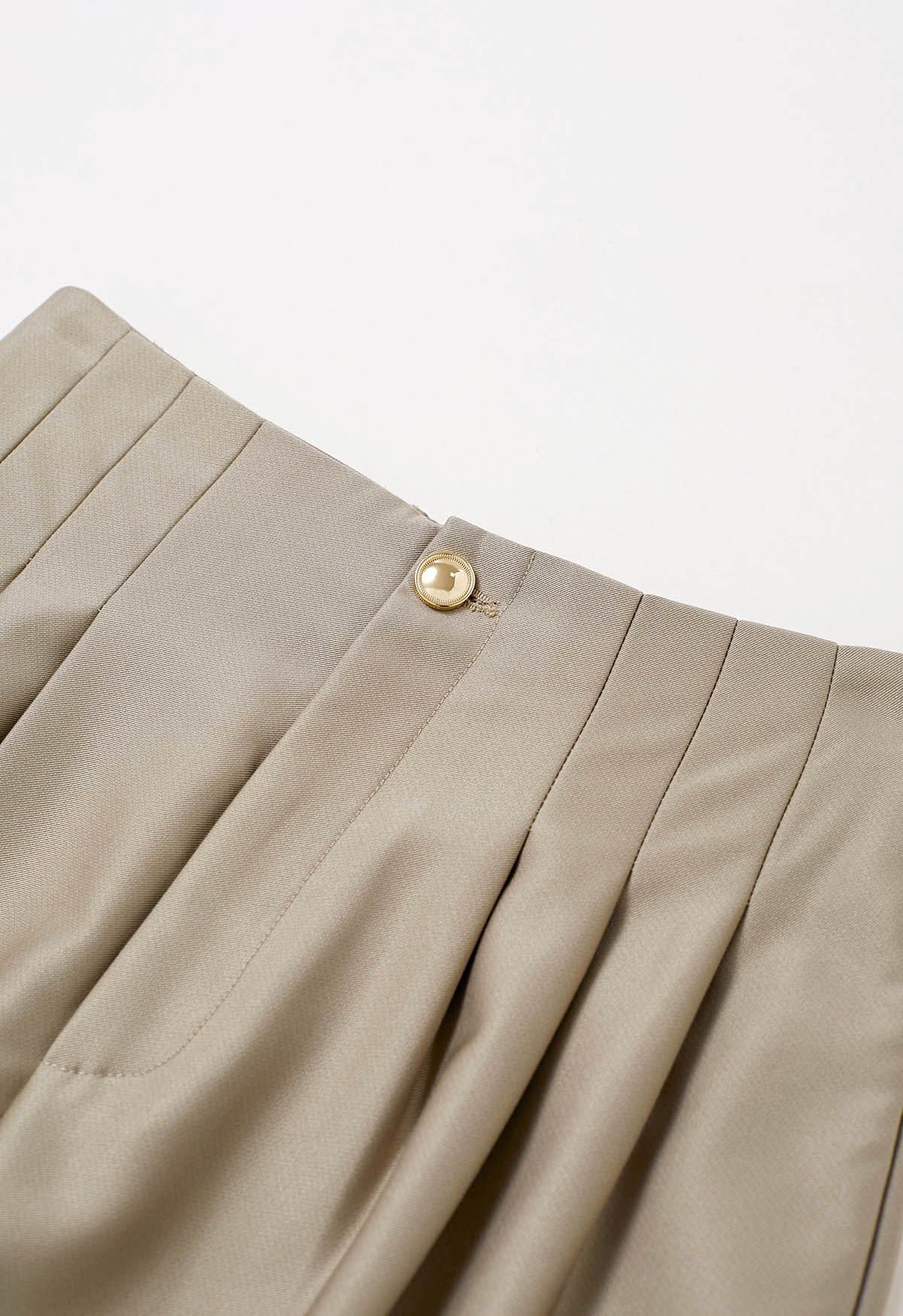 Gerade geschnittene Hose mit poliertem Faltendetail in Khaki