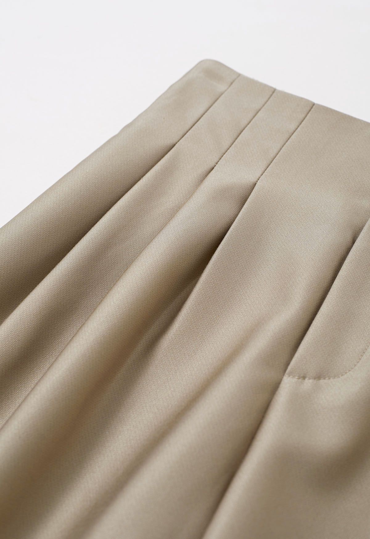 Gerade geschnittene Hose mit poliertem Faltendetail in Khaki