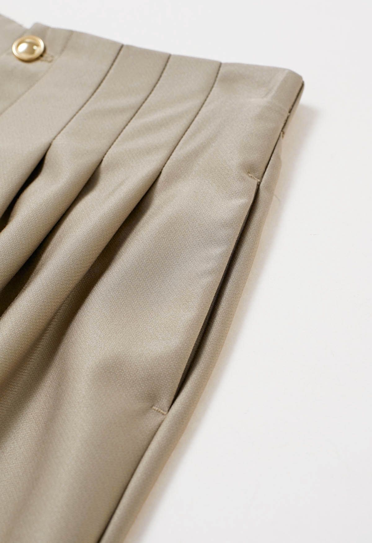 Gerade geschnittene Hose mit poliertem Faltendetail in Khaki