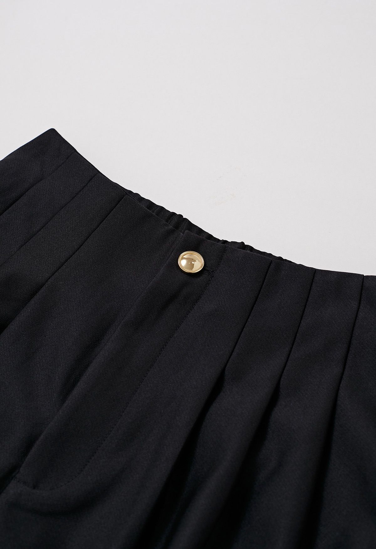 Gerade geschnittene Hose mit poliertem Faltendetail in Schwarz