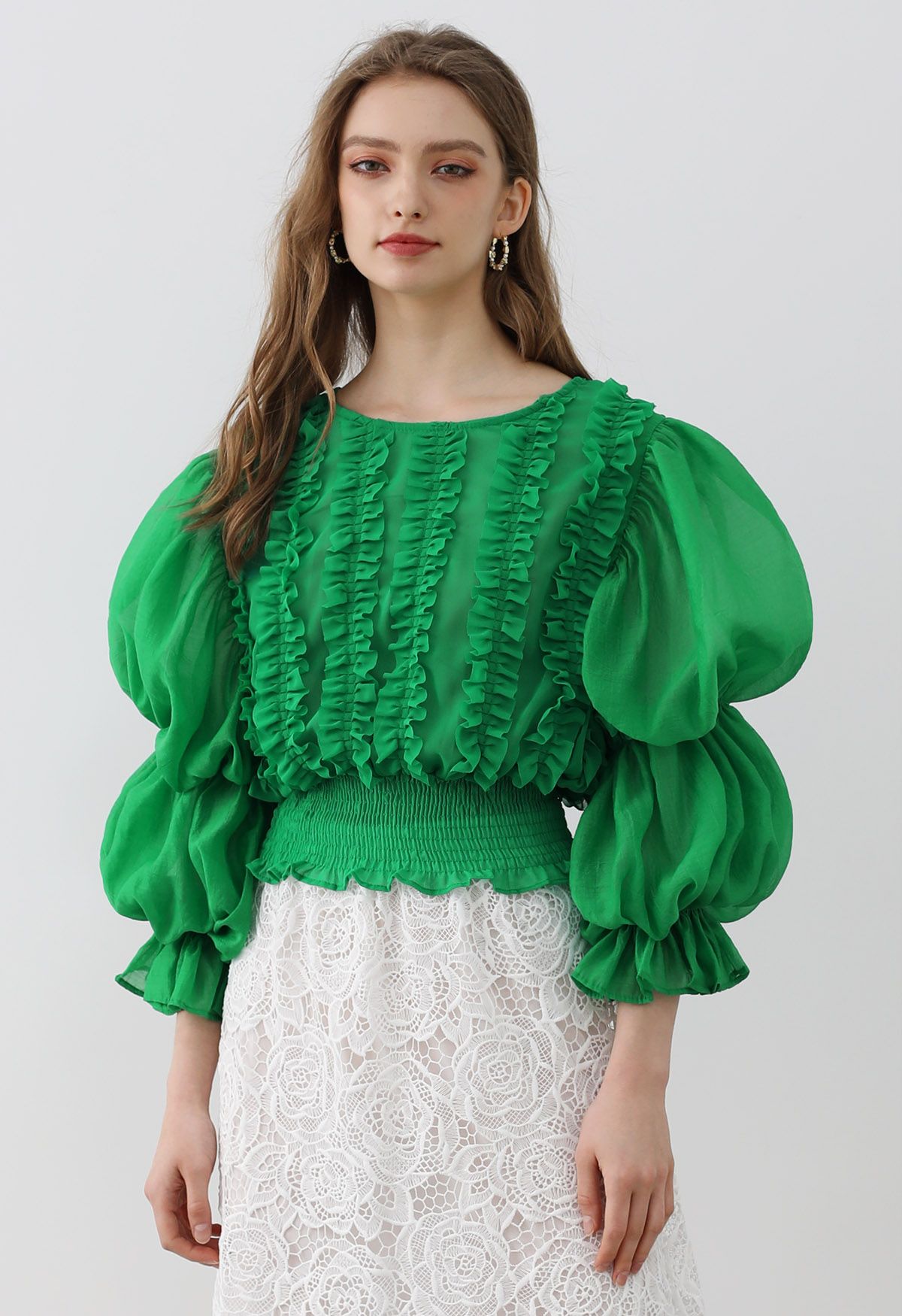 Grünes, kurzes Chiffon-Top mit Puffärmeln und Rüschenbesatz