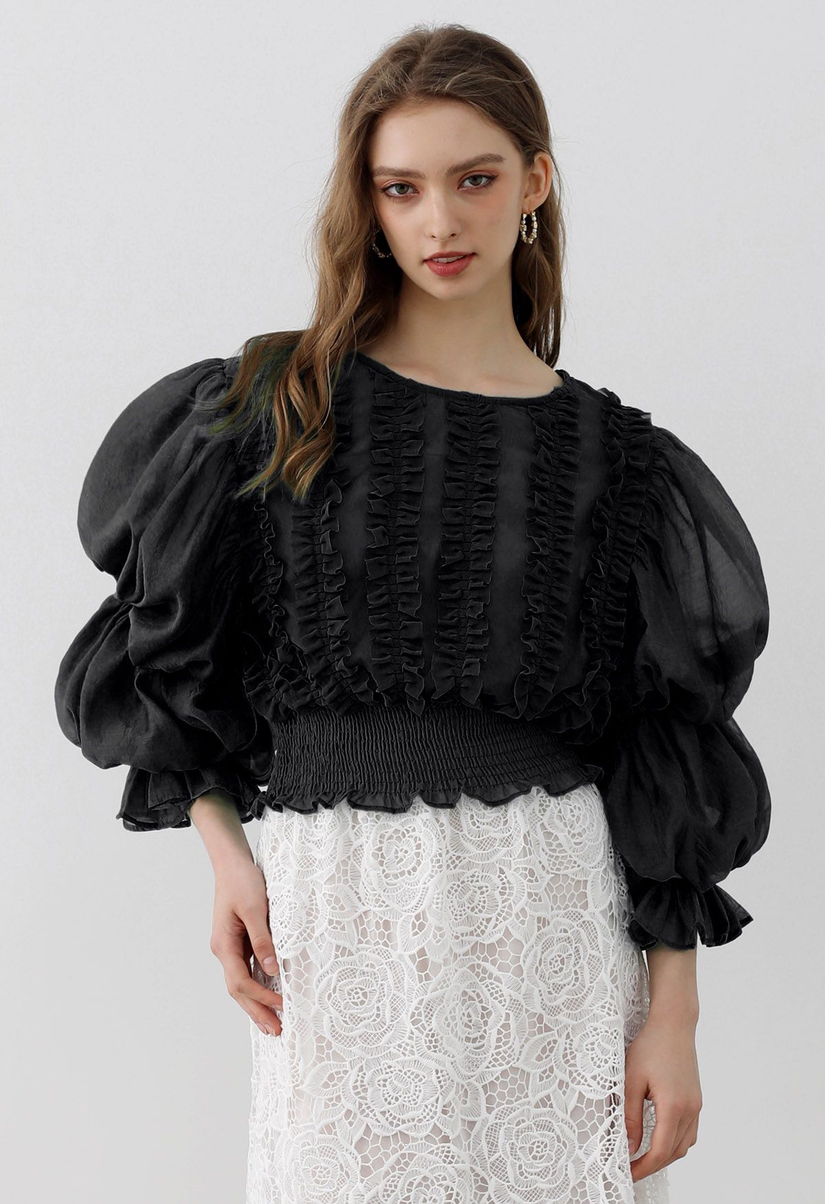 Kurzes Chiffon-Top mit Puffärmeln und Rüschenbesatz in Schwarz